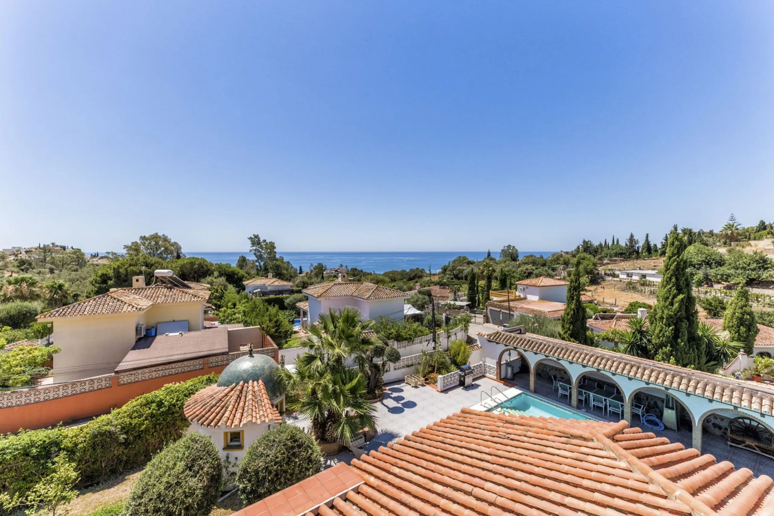 House - Detached Villa в продаже в Benalmadena, Málaga. В доме 6 спален и 6 ванных комнат. Площадь дома 500 м². Площадь участка 1590 м²