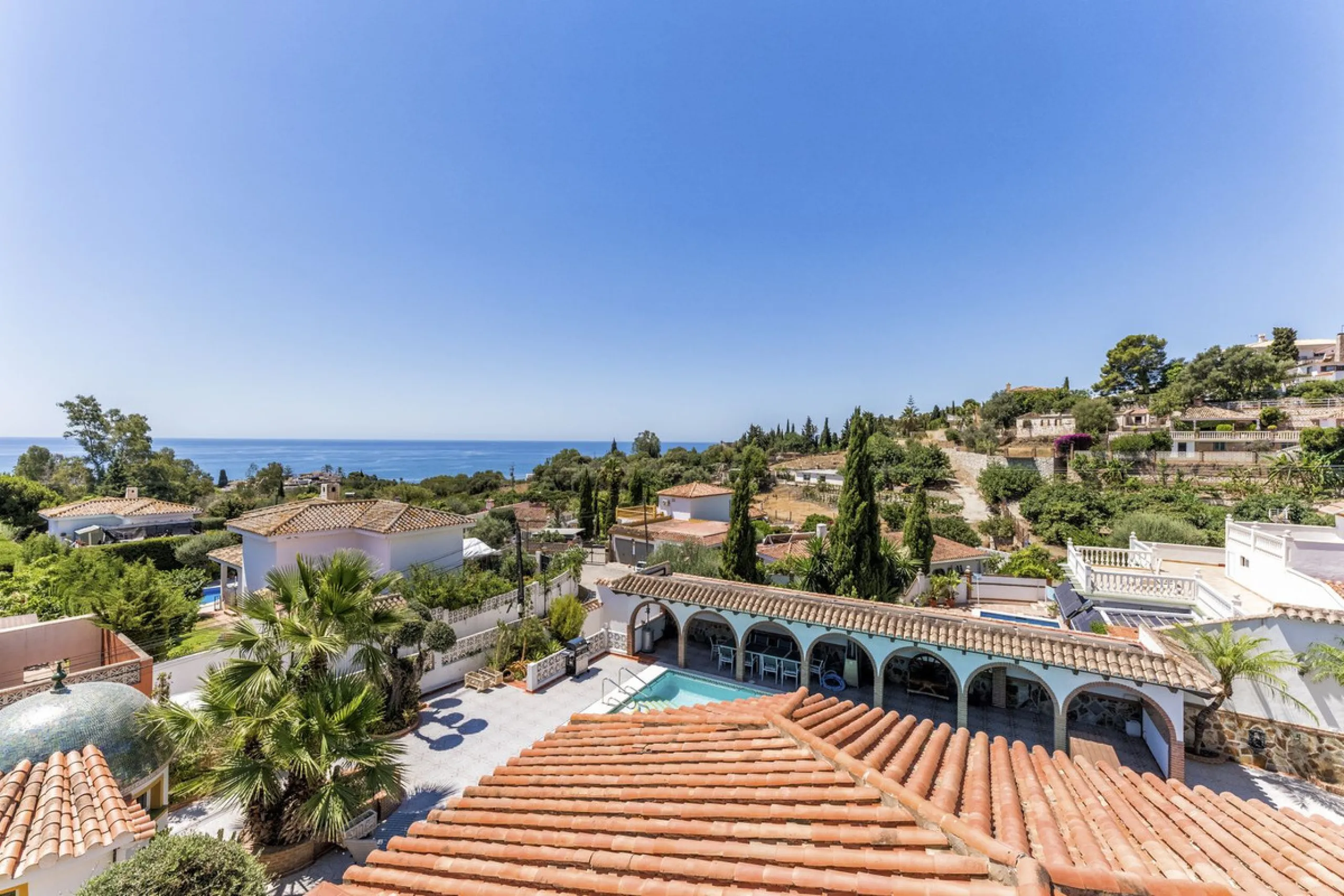 House - Detached Villa в продаже в Benalmadena, Málaga. В доме 6 спален и 6 ванных комнат. Площадь дома 500 м². Площадь участка 1590 м²