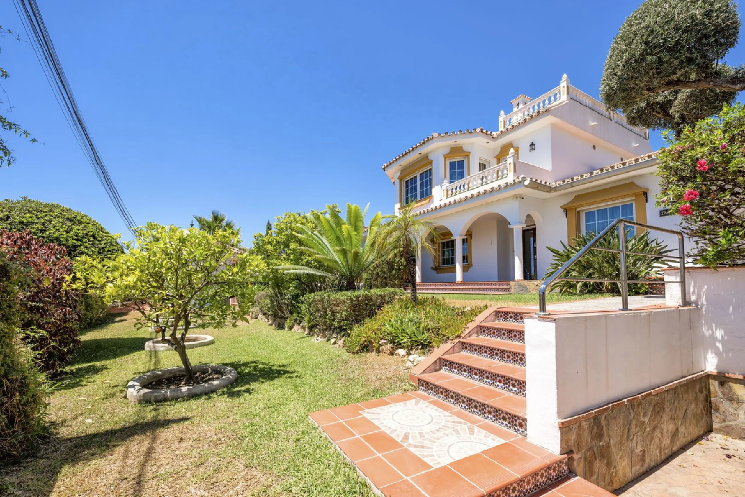 House - Detached Villa в продаже в Benalmadena, Málaga. В доме 6 спален и 6 ванных комнат. Площадь дома 500 м². Площадь участка 1590 м²