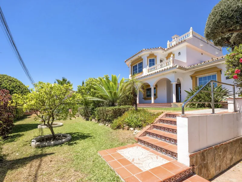House - Detached Villa в продаже в Benalmadena, Málaga. В доме 6 спален и 6 ванных комнат. Площадь дома 500 м². Площадь участка 1590 м²