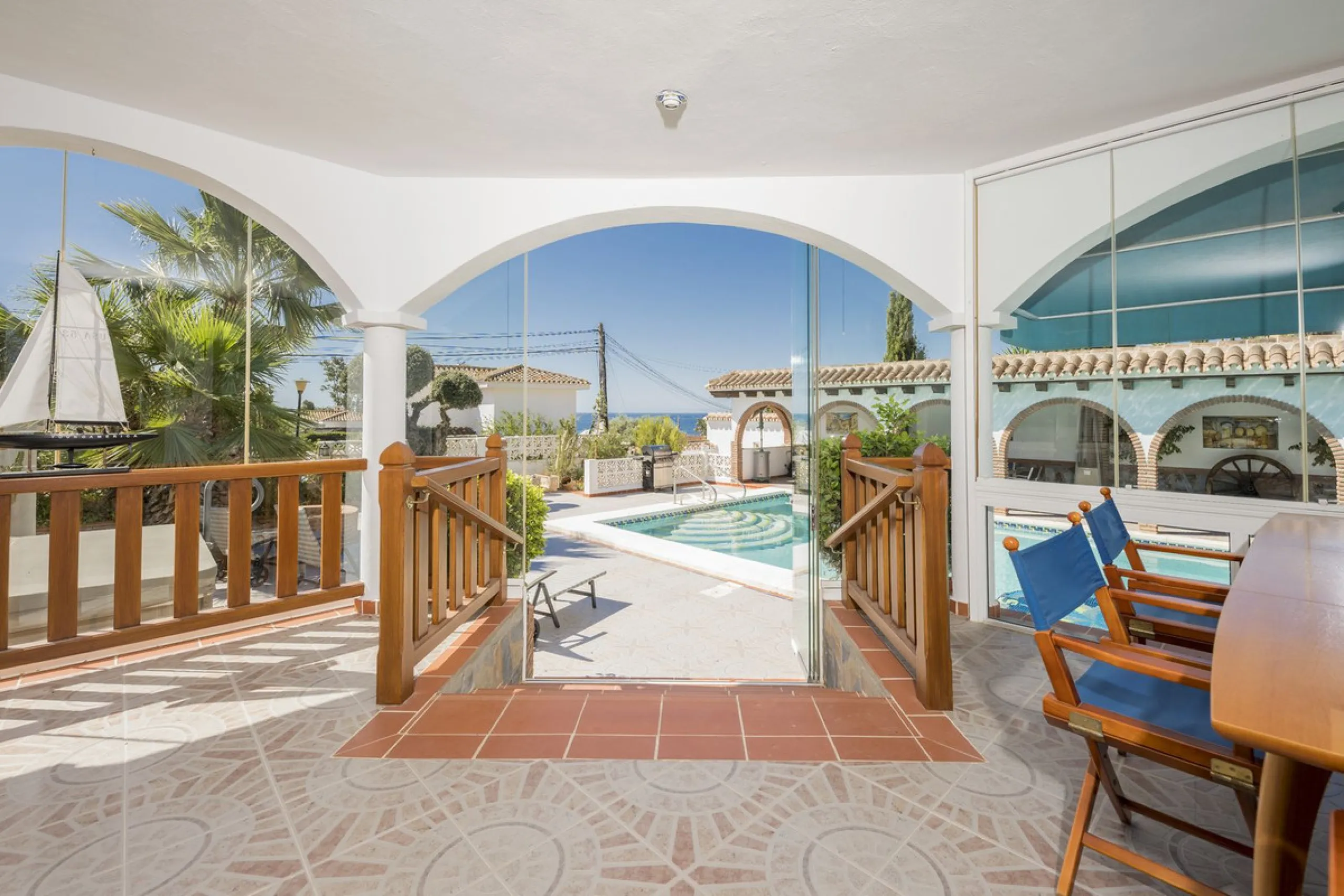 House - Detached Villa в продаже в Benalmadena, Málaga. В доме 6 спален и 6 ванных комнат. Площадь дома 500 м². Площадь участка 1590 м²