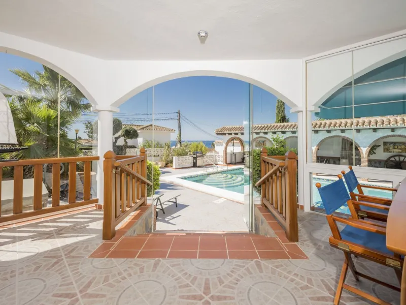 House - Detached Villa в продаже в Benalmadena, Málaga. В доме 6 спален и 6 ванных комнат. Площадь дома 500 м². Площадь участка 1590 м²