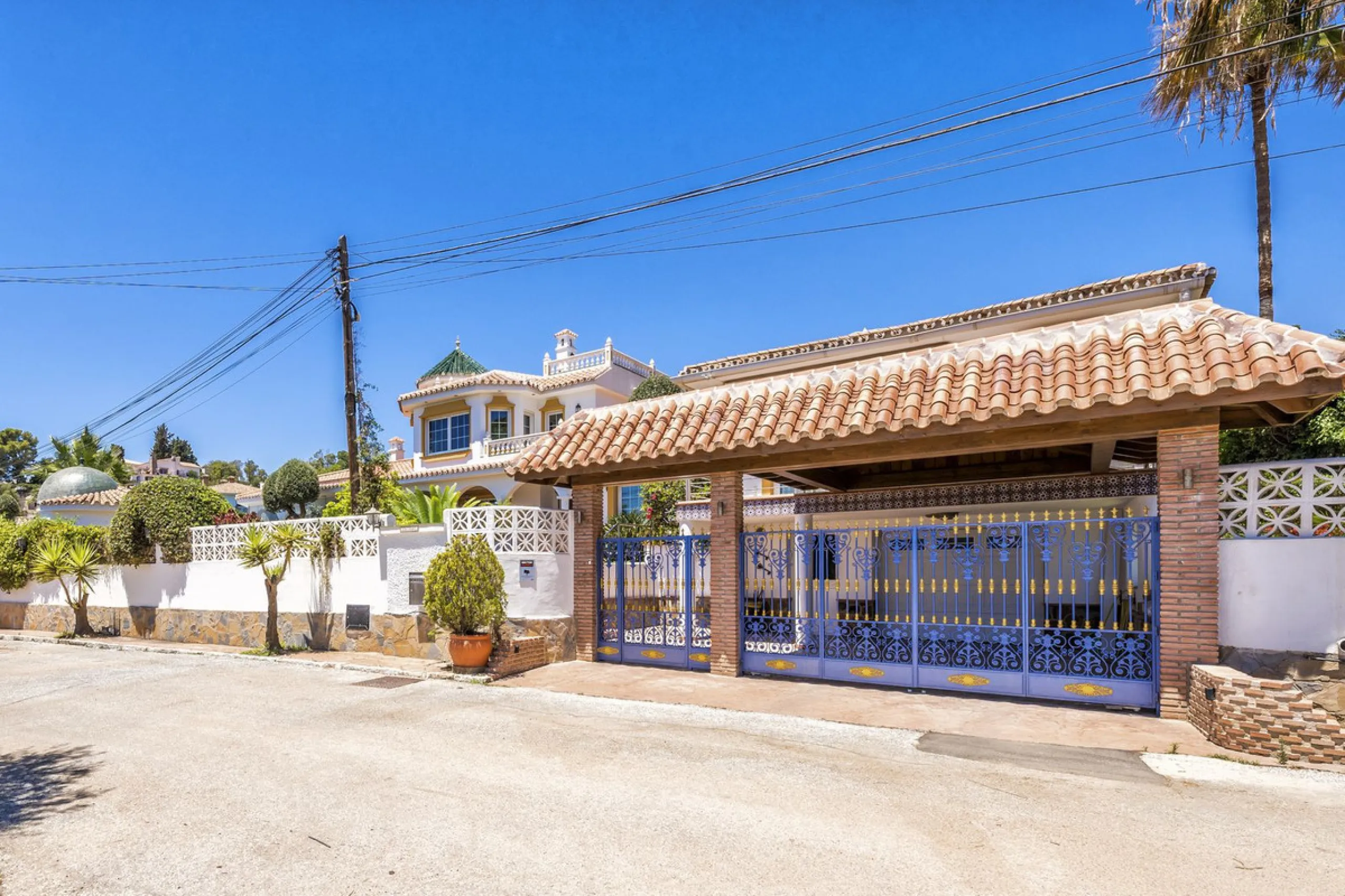 House - Detached Villa в продаже в Benalmadena, Málaga. В доме 6 спален и 6 ванных комнат. Площадь дома 500 м². Площадь участка 1590 м²
