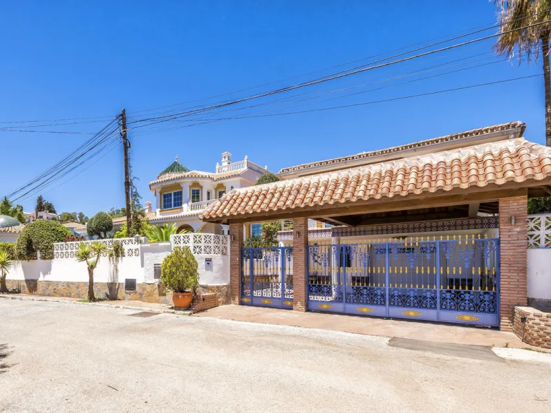 House - Detached Villa в продаже в Benalmadena, Málaga. В доме 6 спален и 6 ванных комнат. Площадь дома 500 м². Площадь участка 1590 м²