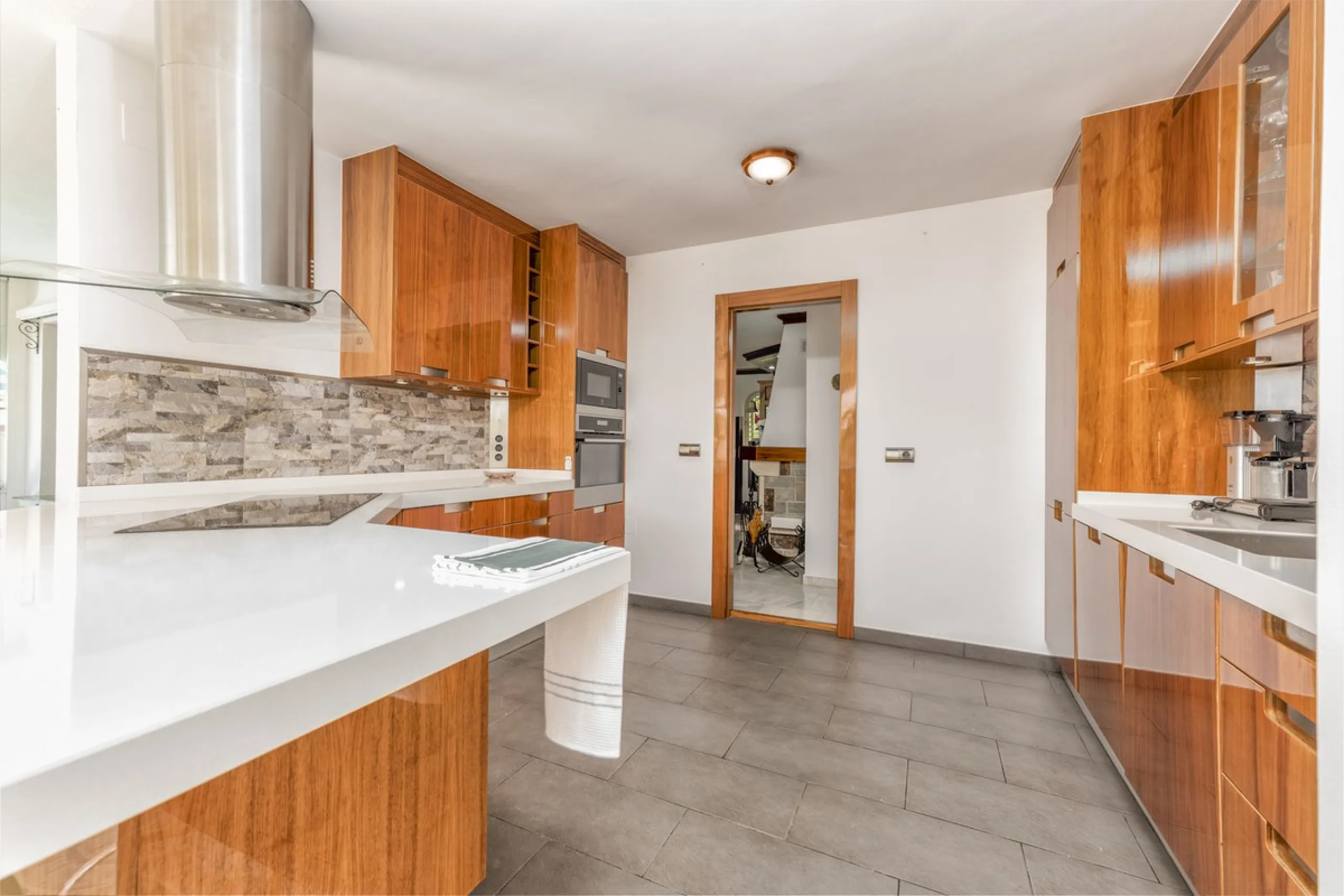 House - Detached Villa в продаже в Benalmadena, Málaga. В доме 6 спален и 6 ванных комнат. Площадь дома 500 м². Площадь участка 1590 м²