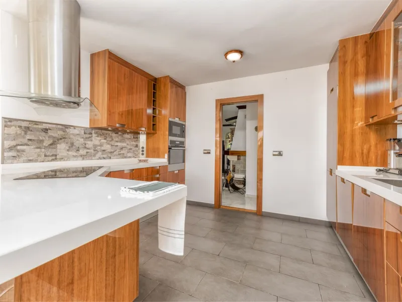 House - Detached Villa в продаже в Benalmadena, Málaga. В доме 6 спален и 6 ванных комнат. Площадь дома 500 м². Площадь участка 1590 м²