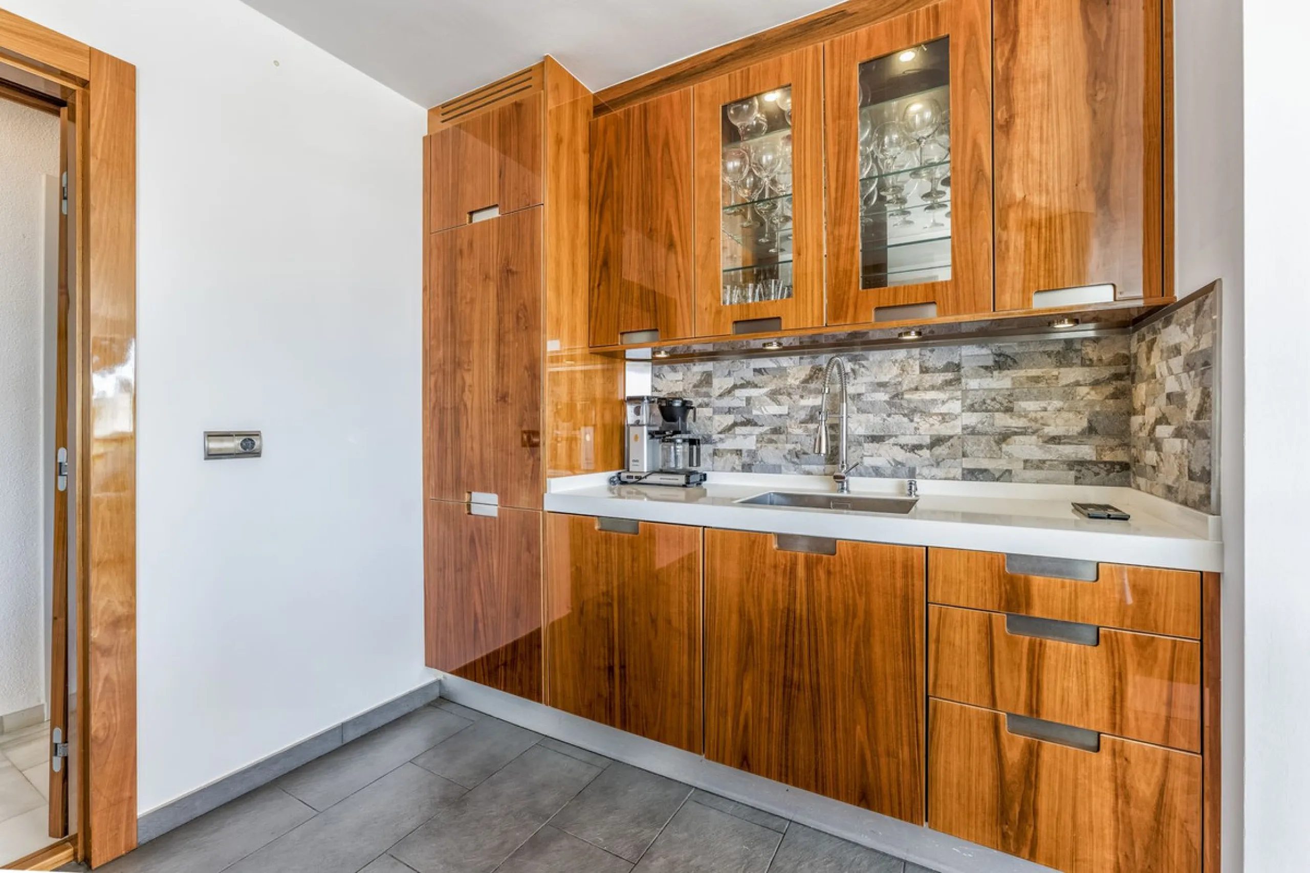 House - Detached Villa в продаже в Benalmadena, Málaga. В доме 6 спален и 6 ванных комнат. Площадь дома 500 м². Площадь участка 1590 м²