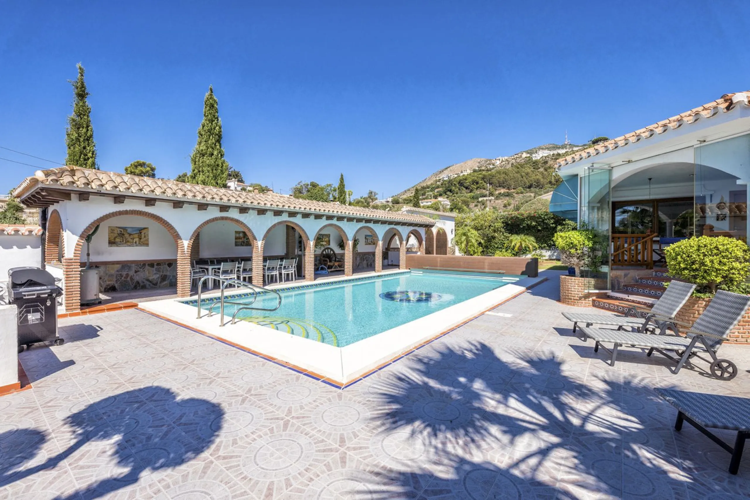 House - Detached Villa в продаже в Benalmadena, Málaga. В доме 6 спален и 6 ванных комнат. Площадь дома 500 м². Площадь участка 1590 м²