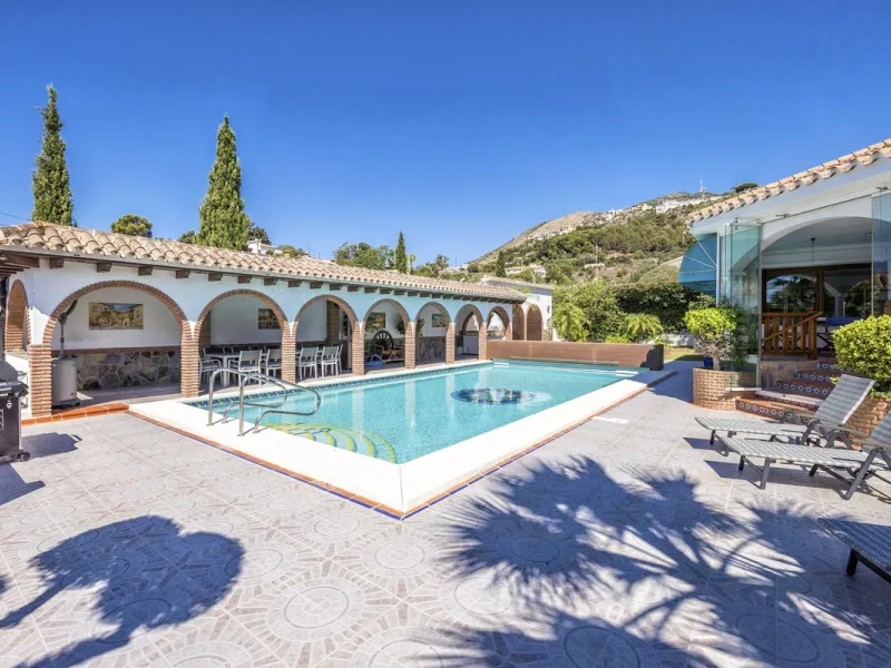 House - Detached Villa в продаже в Benalmadena, Málaga. В доме 6 спален и 6 ванных комнат. Площадь дома 500 м². Площадь участка 1590 м²