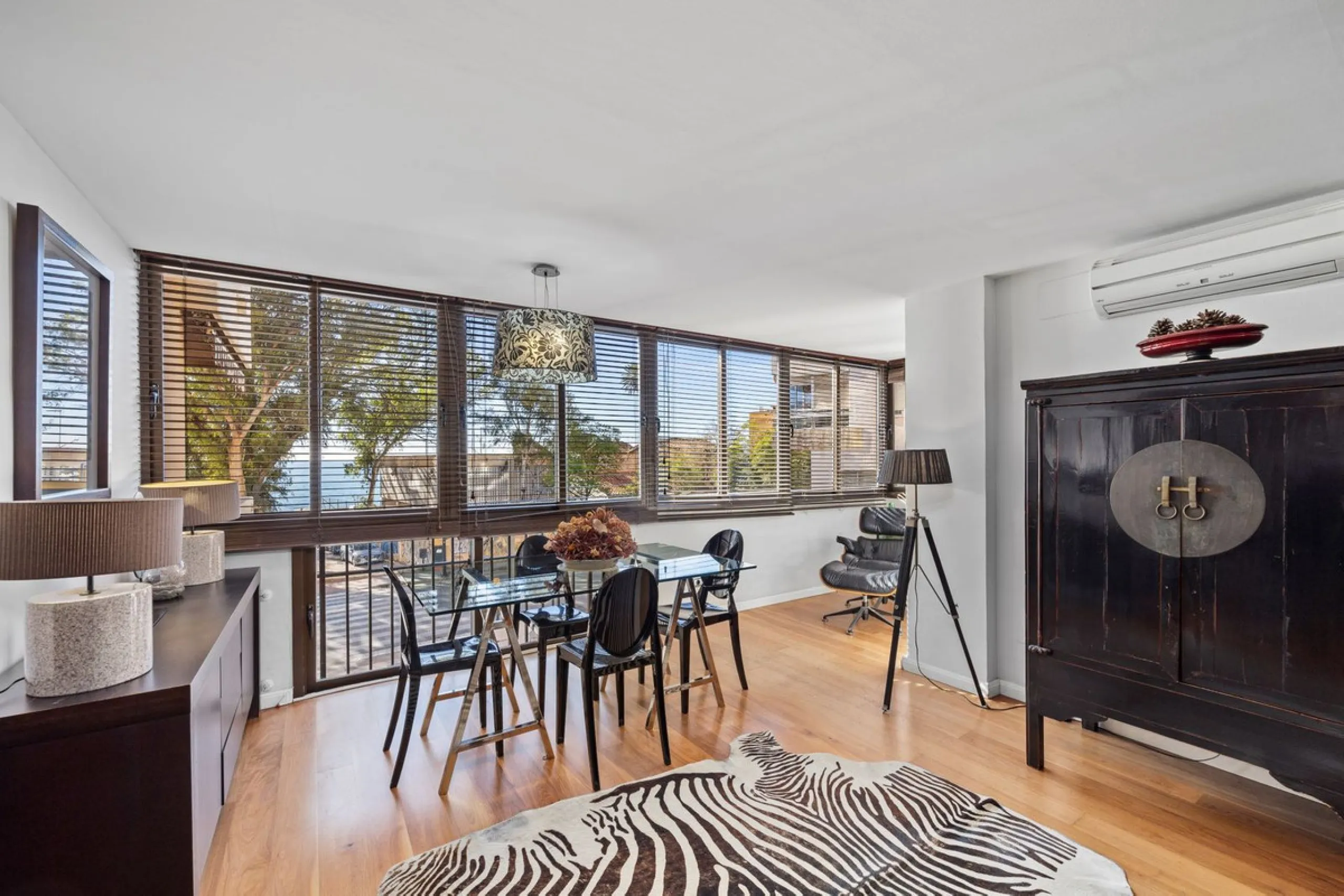 Discover this exclusive gem on the beachfront, where luxury and elegance blend seamlessly to offer you an unparalleled lifestyle in one of the most privileged areas of Málaga Capital, the Cerrado de Calderón urbanization.