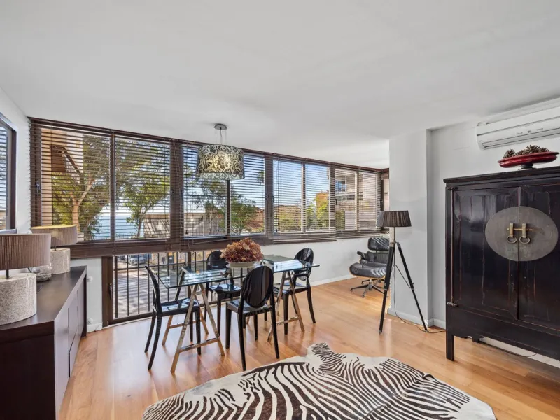 Discover this exclusive gem on the beachfront, where luxury and elegance blend seamlessly to offer you an unparalleled lifestyle in one of the most privileged areas of Málaga Capital, the Cerrado de Calderón urbanization.