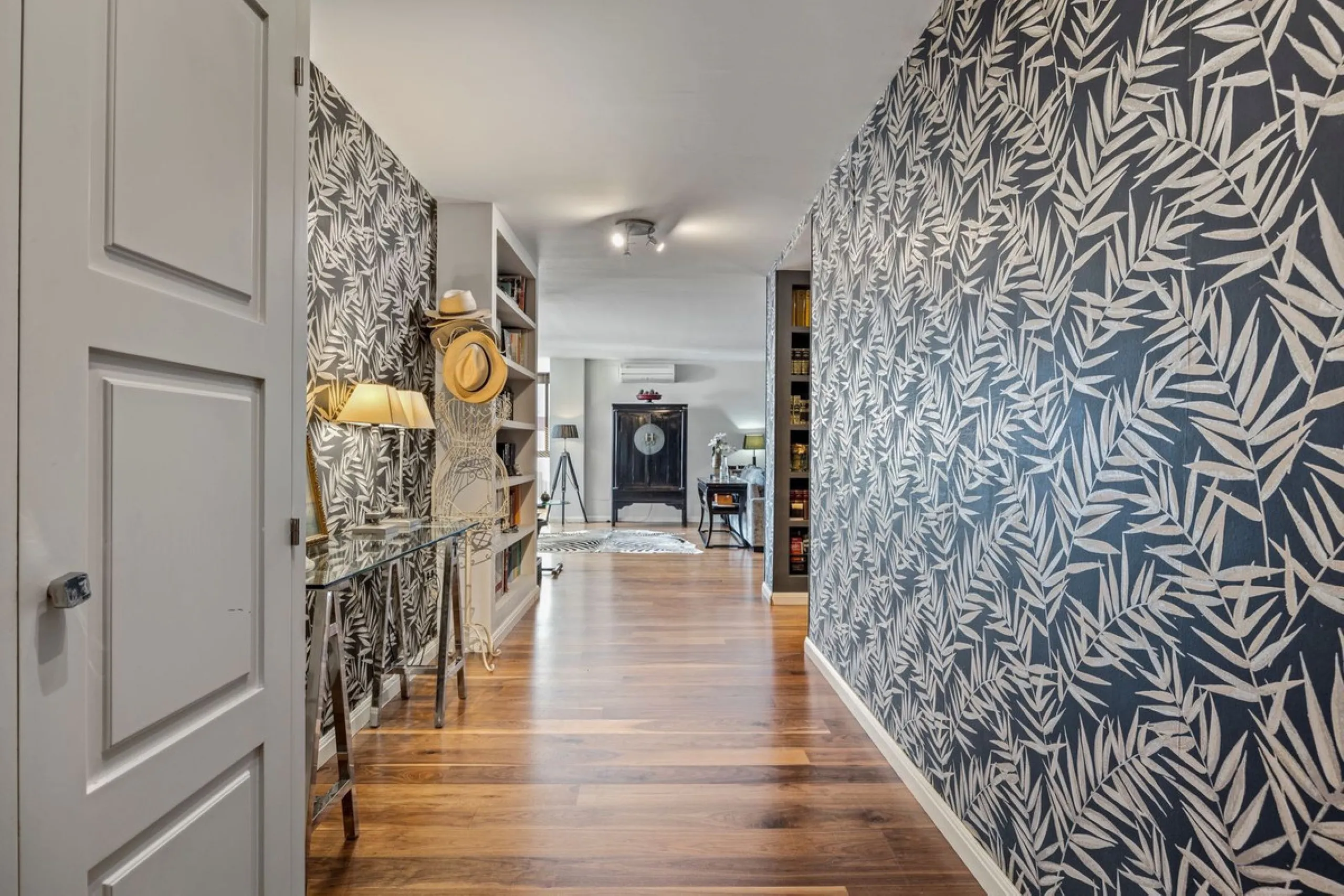 Discover this exclusive gem on the beachfront, where luxury and elegance blend seamlessly to offer you an unparalleled lifestyle in one of the most privileged areas of Málaga Capital, the Cerrado de Calderón urbanization.