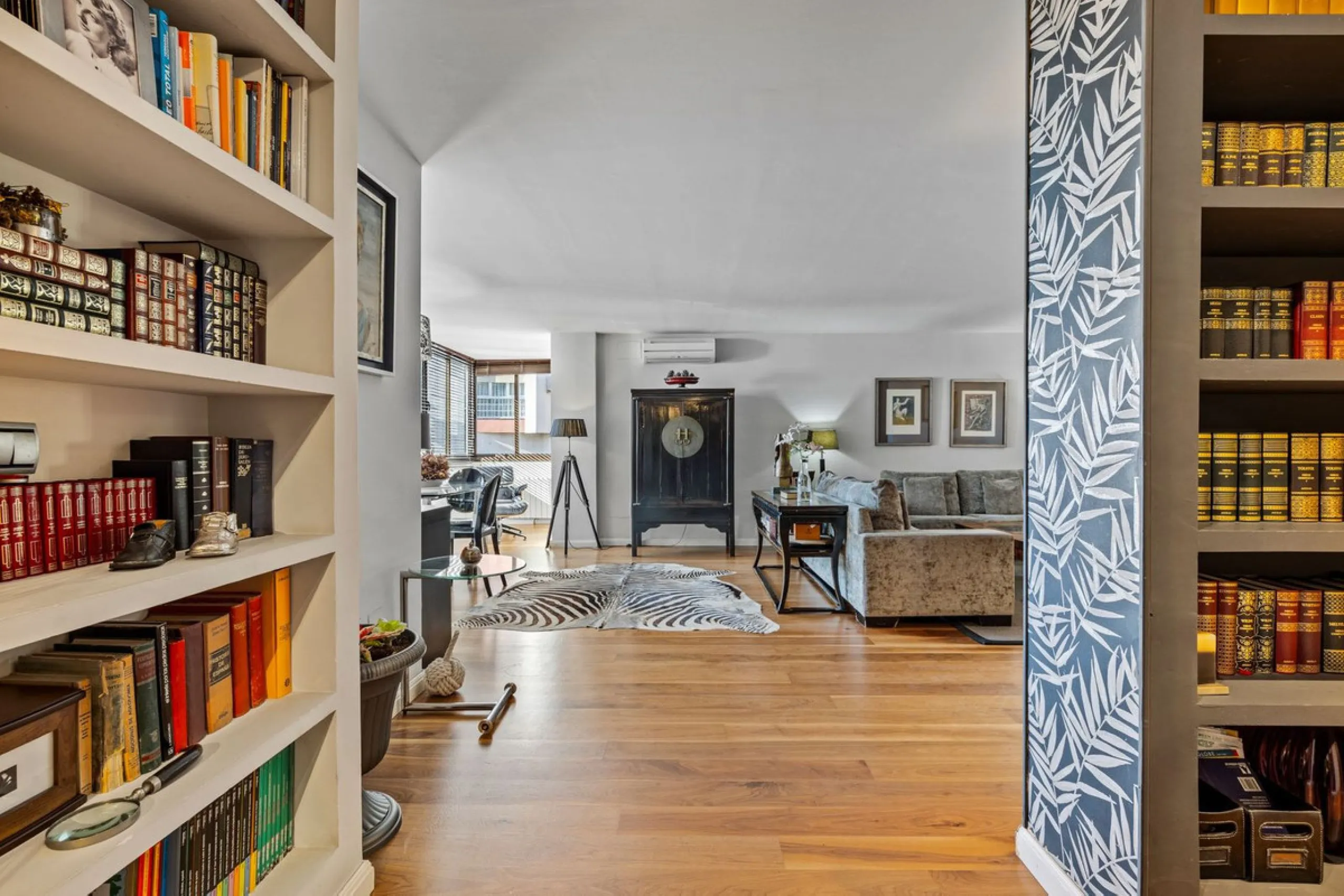 Discover this exclusive gem on the beachfront, where luxury and elegance blend seamlessly to offer you an unparalleled lifestyle in one of the most privileged areas of Málaga Capital, the Cerrado de Calderón urbanization.