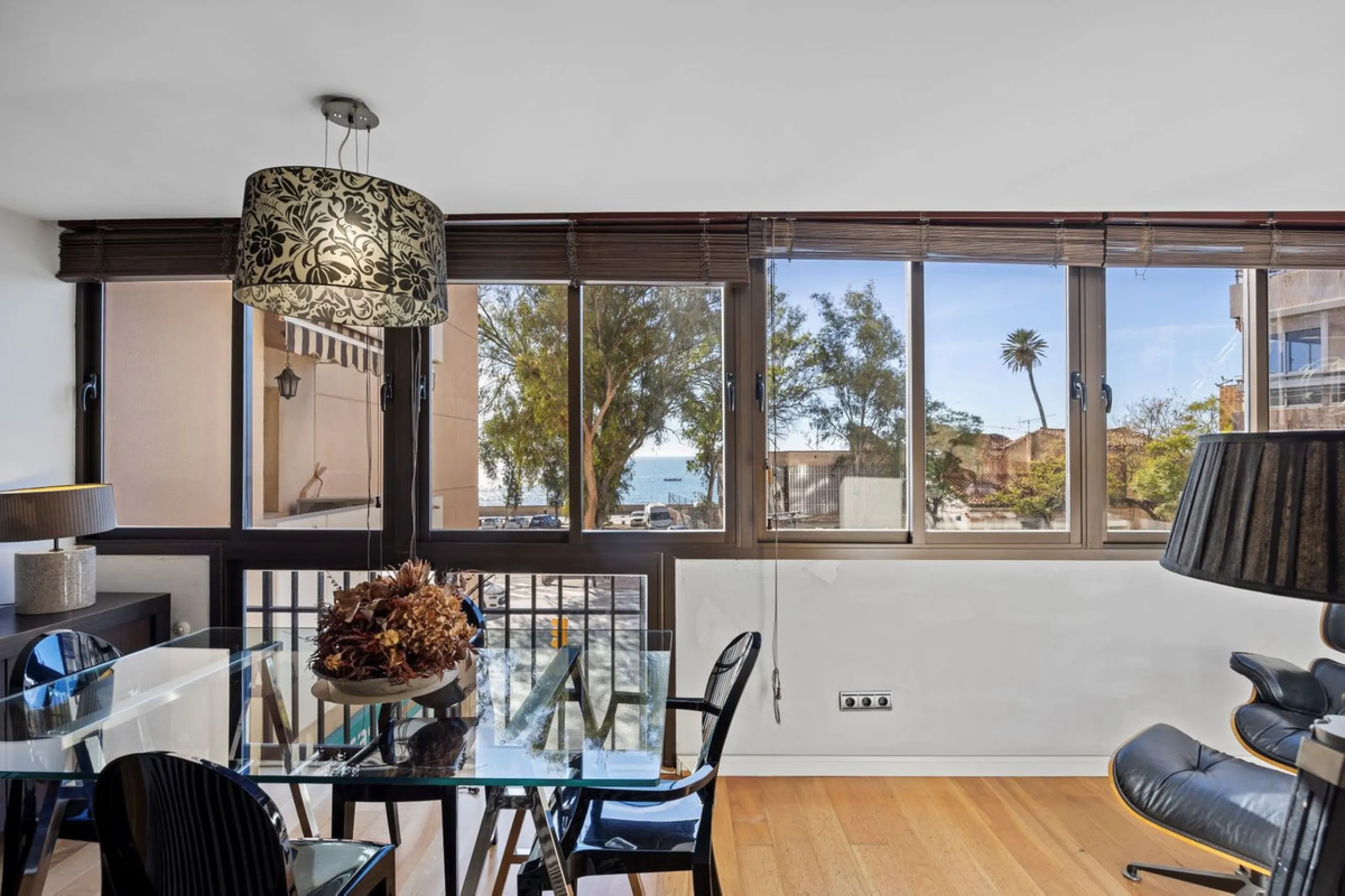 Discover this exclusive gem on the beachfront, where luxury and elegance blend seamlessly to offer you an unparalleled lifestyle in one of the most privileged areas of Málaga Capital, the Cerrado de Calderón urbanization.