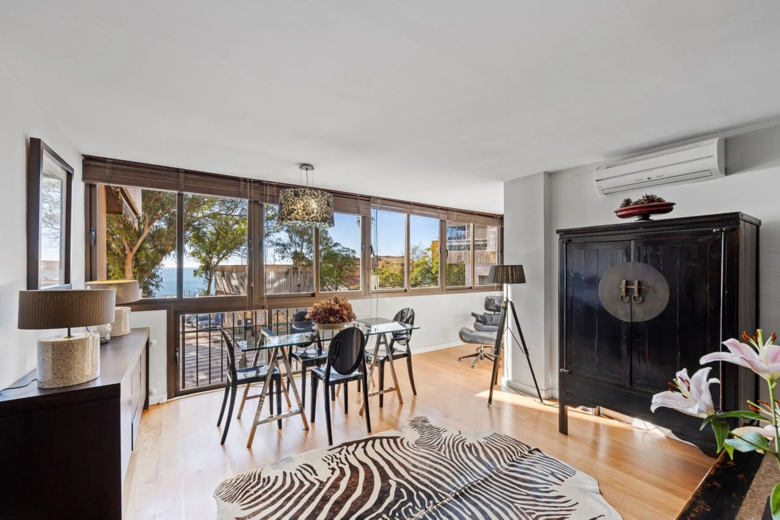 Discover this exclusive gem on the beachfront, where luxury and elegance blend seamlessly to offer you an unparalleled lifestyle in one of the most privileged areas of Málaga Capital, the Cerrado de Calderón urbanization.