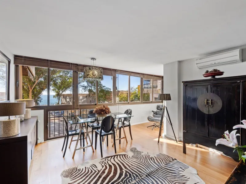 Discover this exclusive gem on the beachfront, where luxury and elegance blend seamlessly to offer you an unparalleled lifestyle in one of the most privileged areas of Málaga Capital, the Cerrado de Calderón urbanization.