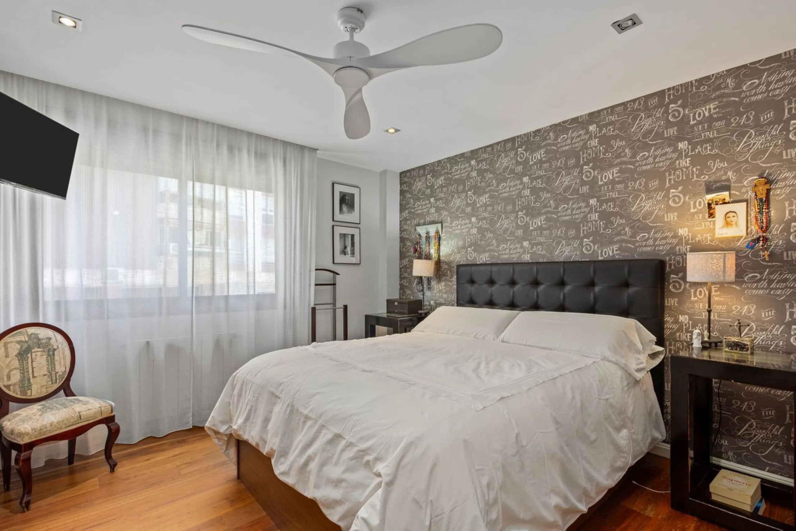 Discover this exclusive gem on the beachfront, where luxury and elegance blend seamlessly to offer you an unparalleled lifestyle in one of the most privileged areas of Málaga Capital, the Cerrado de Calderón urbanization.