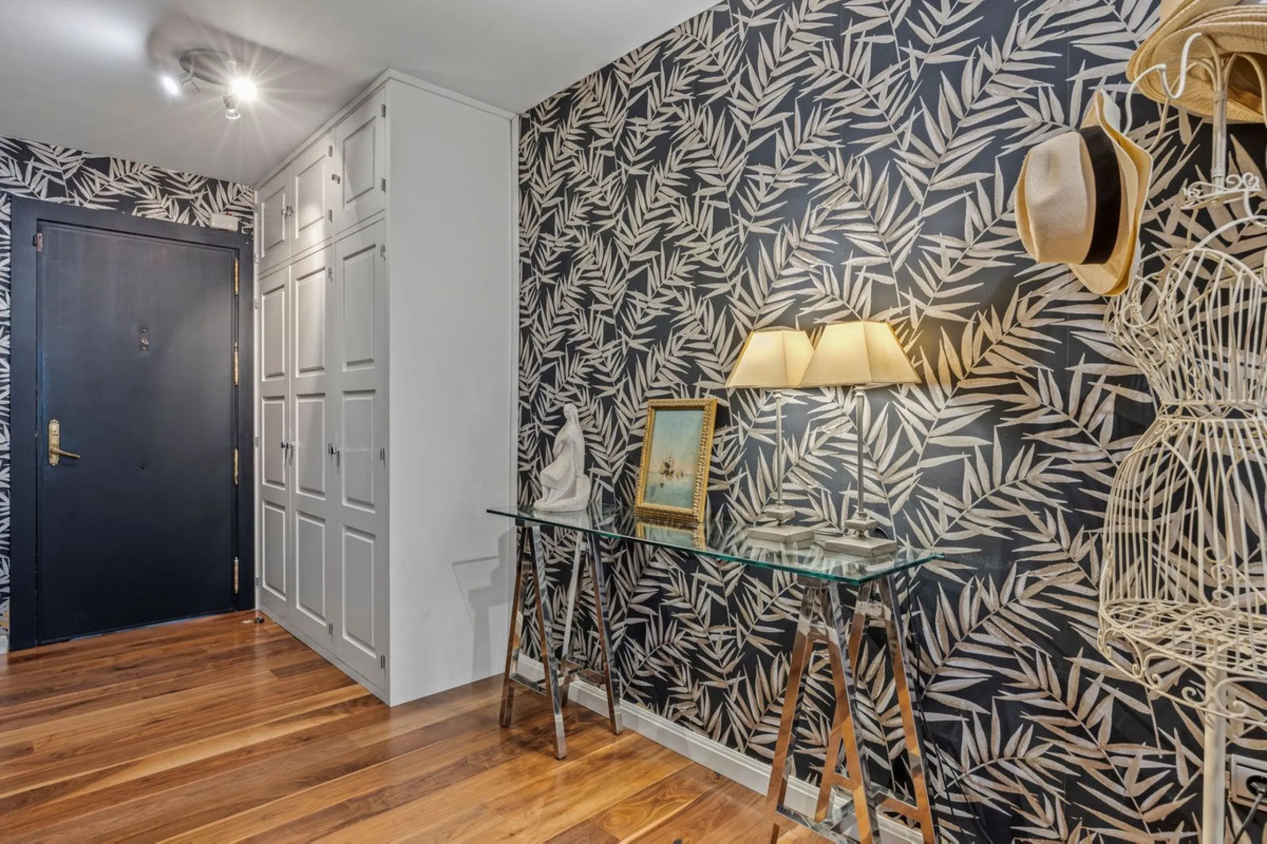 Discover this exclusive gem on the beachfront, where luxury and elegance blend seamlessly to offer you an unparalleled lifestyle in one of the most privileged areas of Málaga Capital, the Cerrado de Calderón urbanization.
