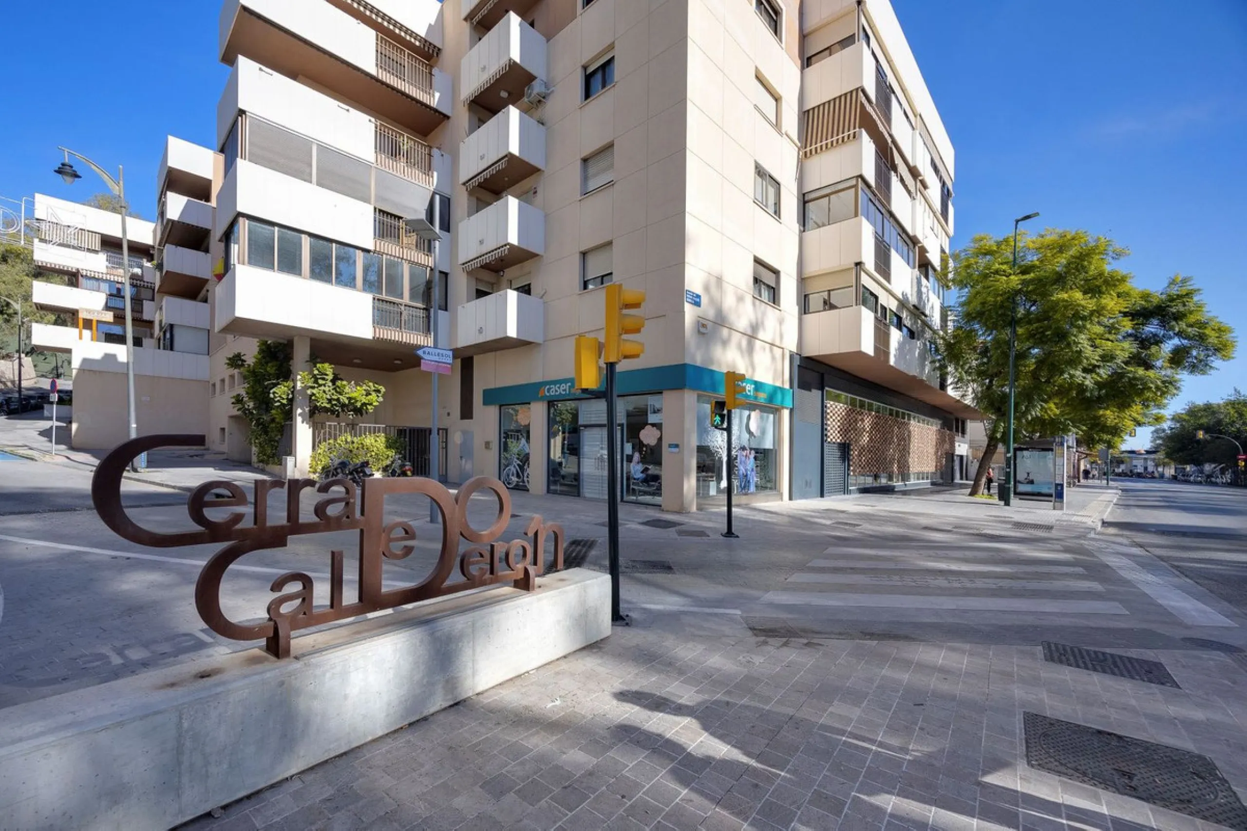 Discover this exclusive gem on the beachfront, where luxury and elegance blend seamlessly to offer you an unparalleled lifestyle in one of the most privileged areas of Málaga Capital, the Cerrado de Calderón urbanization.