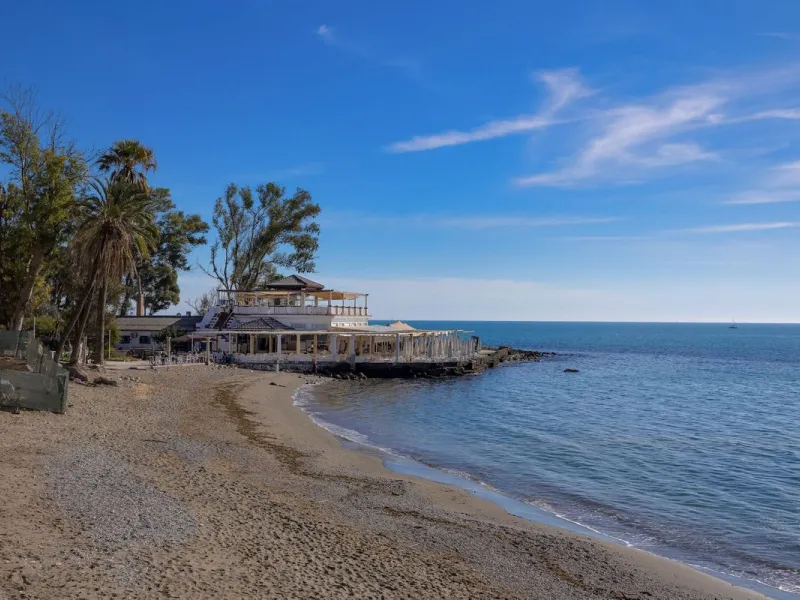 Discover this exclusive gem on the beachfront, where luxury and elegance blend seamlessly to offer you an unparalleled lifestyle in one of the most privileged areas of Málaga Capital, the Cerrado de Calderón urbanization.