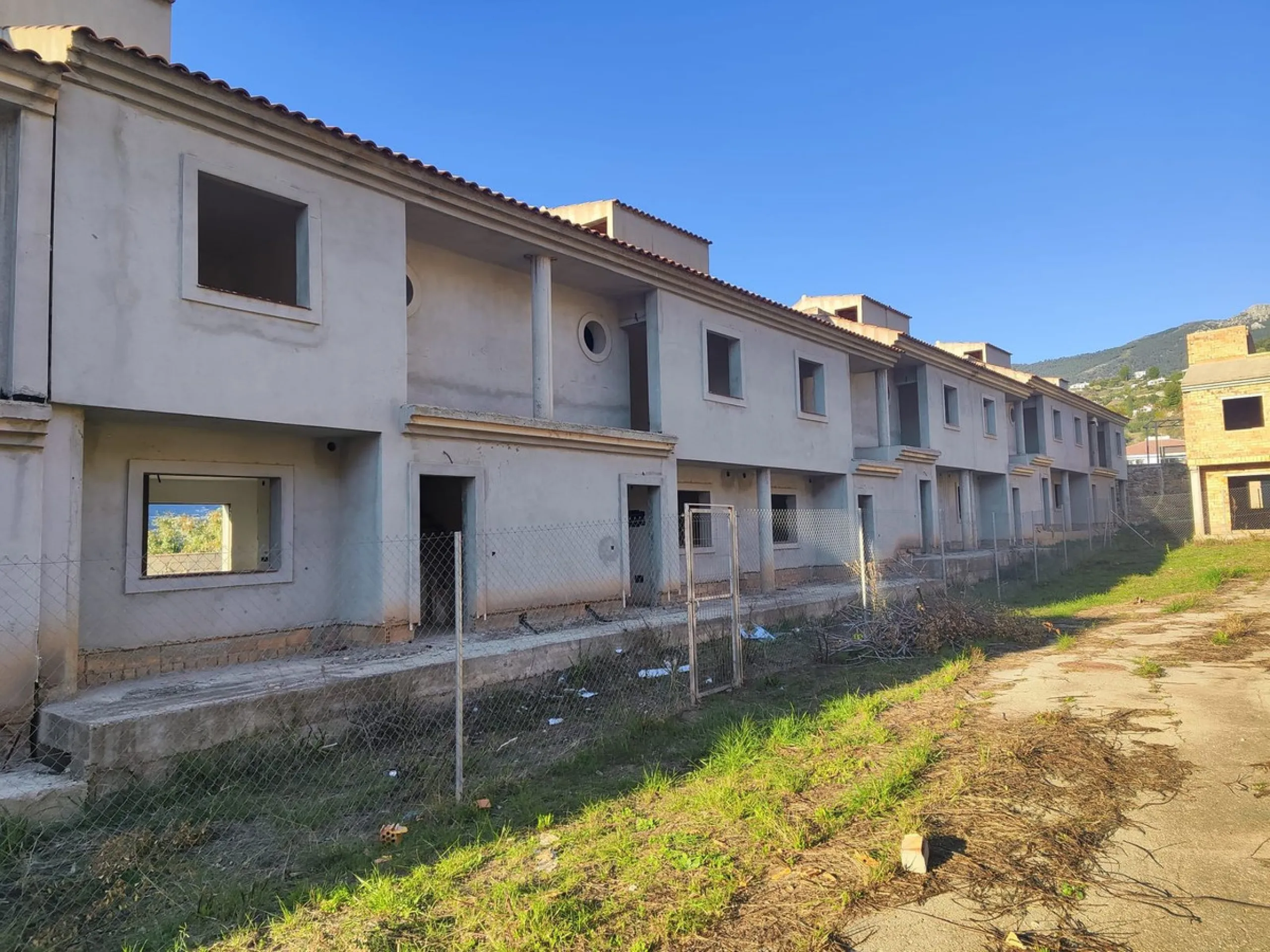 House - Semi-Detached House в продаже в Alcaucín, Málaga. В доме 3 спален и 2 ванных комнат. Площадь дома 7950 м²