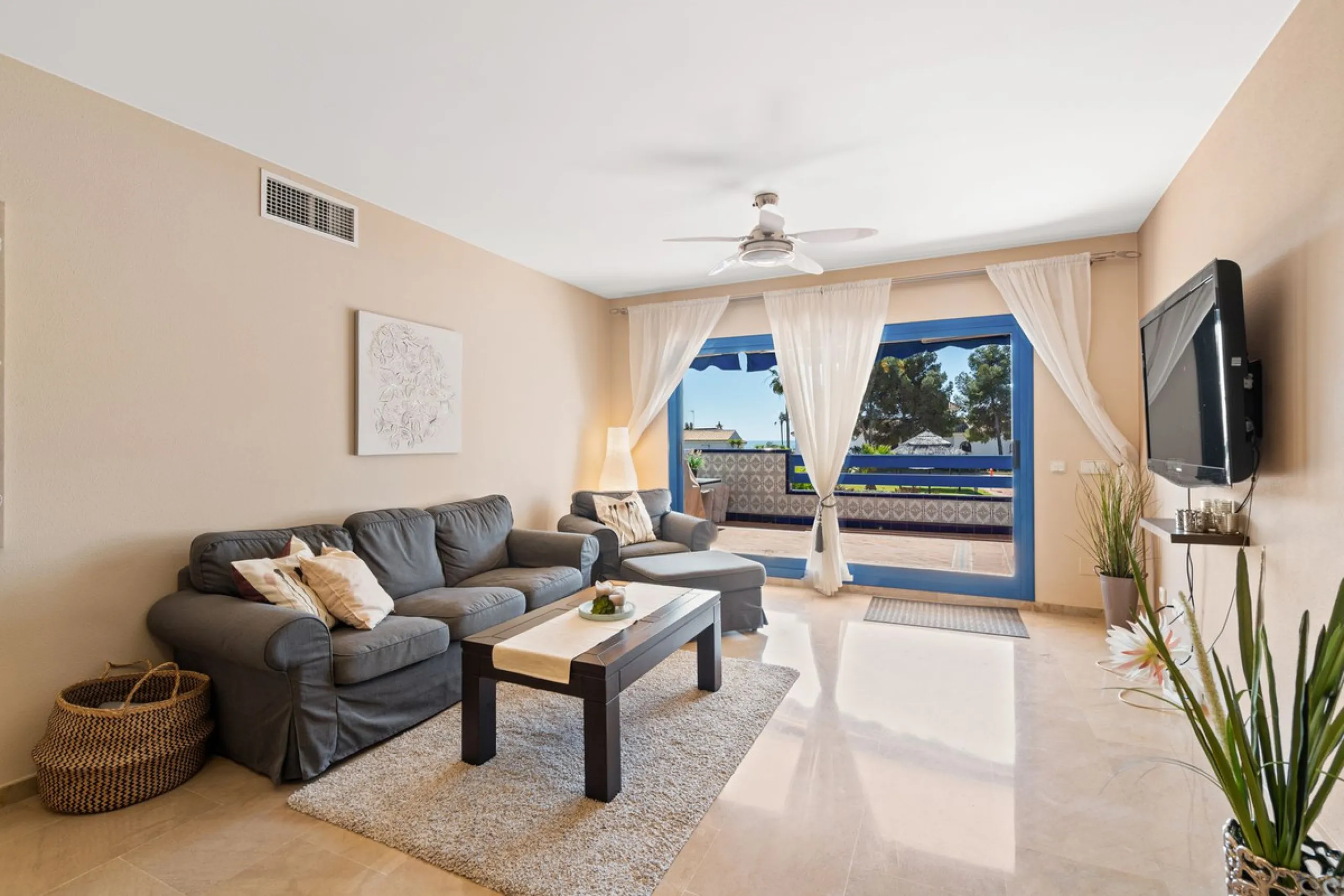 Apartment - Middle Floor Apartment в продаже в Manilva, Málaga. В доме 2 спален и 2 ванных комнат. Площадь дома 100 м²