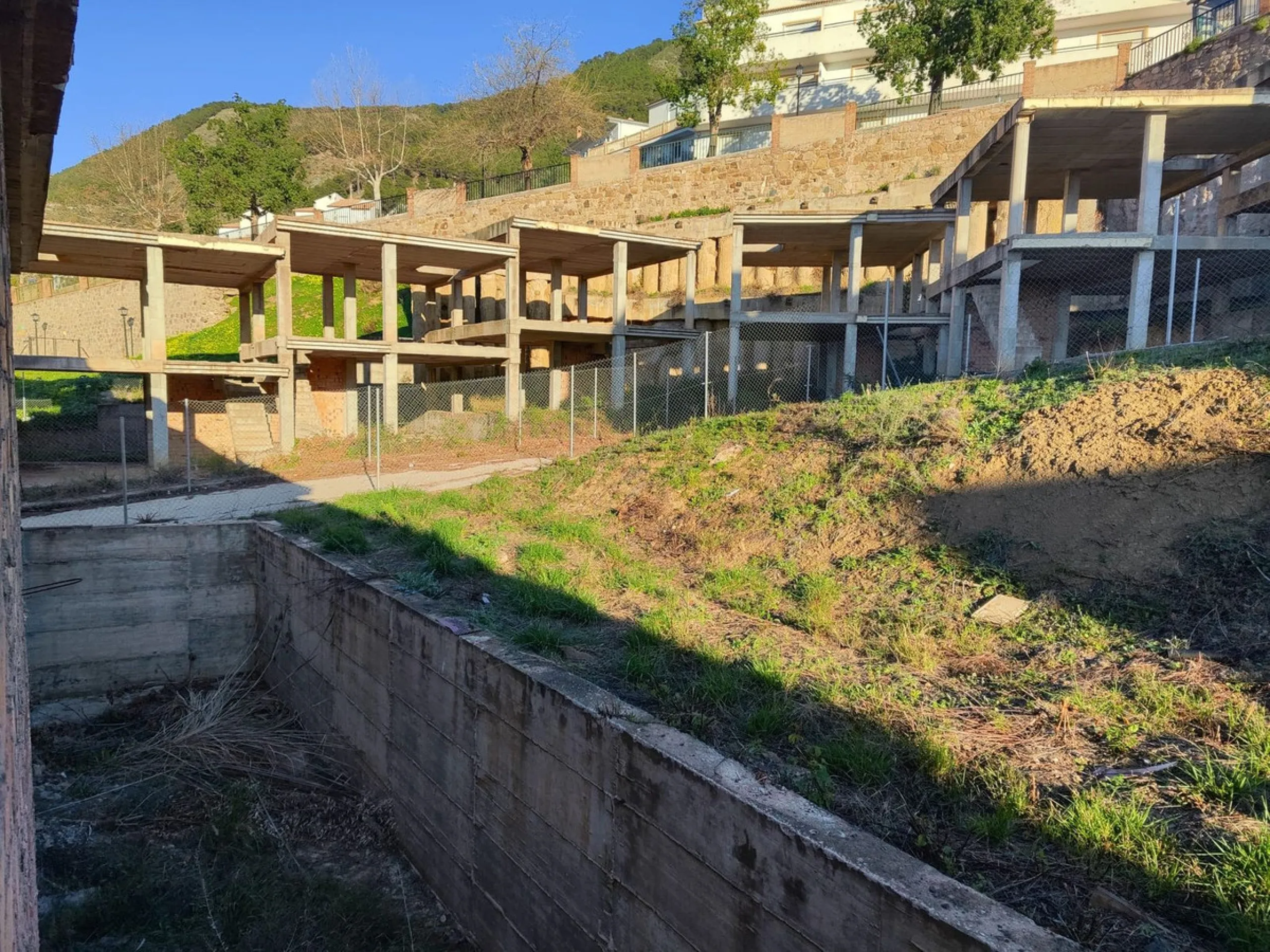 House - Semi-Detached House в продаже в Alcaucín, Málaga. В доме 3 спален и 2 ванных комнат. Площадь дома 7950 м²