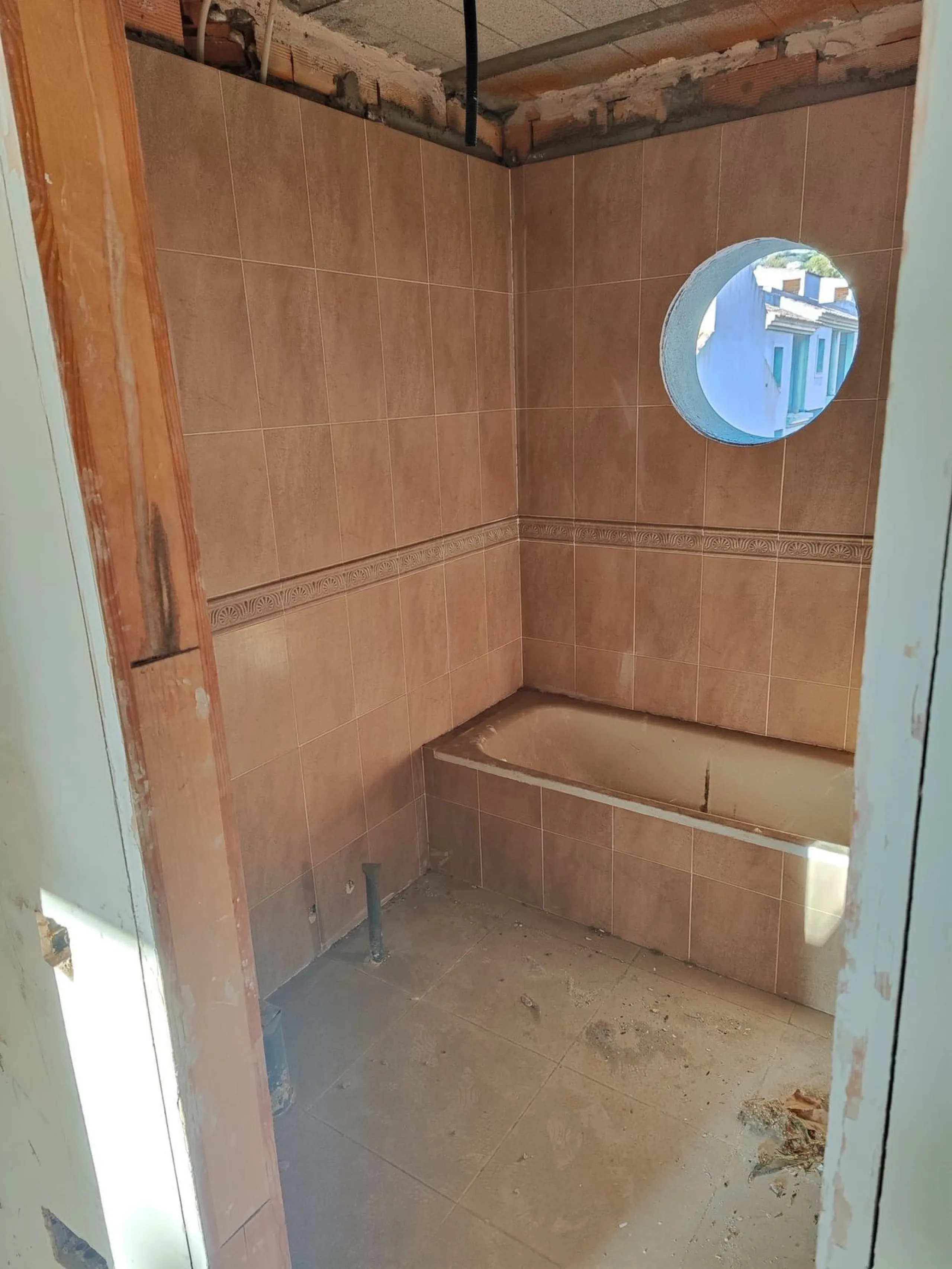 House - Semi-Detached House в продаже в Alcaucín, Málaga. В доме 3 спален и 2 ванных комнат. Площадь дома 7950 м²