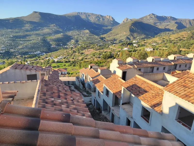 House - Semi-Detached House в продаже в Alcaucín, Málaga. В доме 3 спален и 2 ванных комнат. Площадь дома 7950 м²