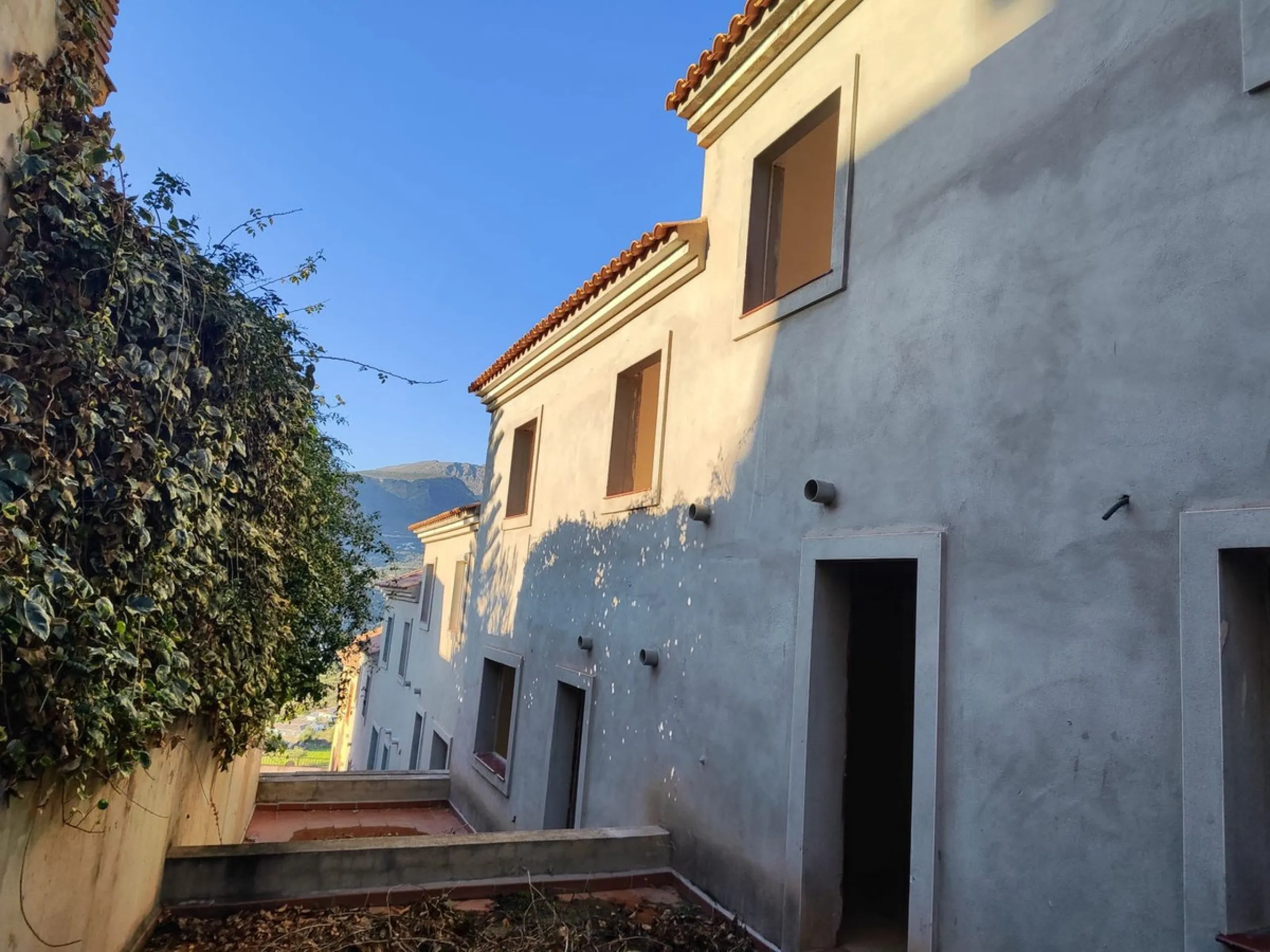 House - Semi-Detached House в продаже в Alcaucín, Málaga. В доме 3 спален и 2 ванных комнат. Площадь дома 7950 м²