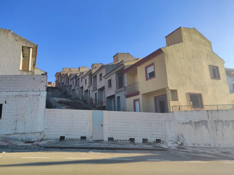 House - Semi-Detached House в продаже в Alcaucín, Málaga. В доме 3 спален и 2 ванных комнат. Площадь дома 7950 м²