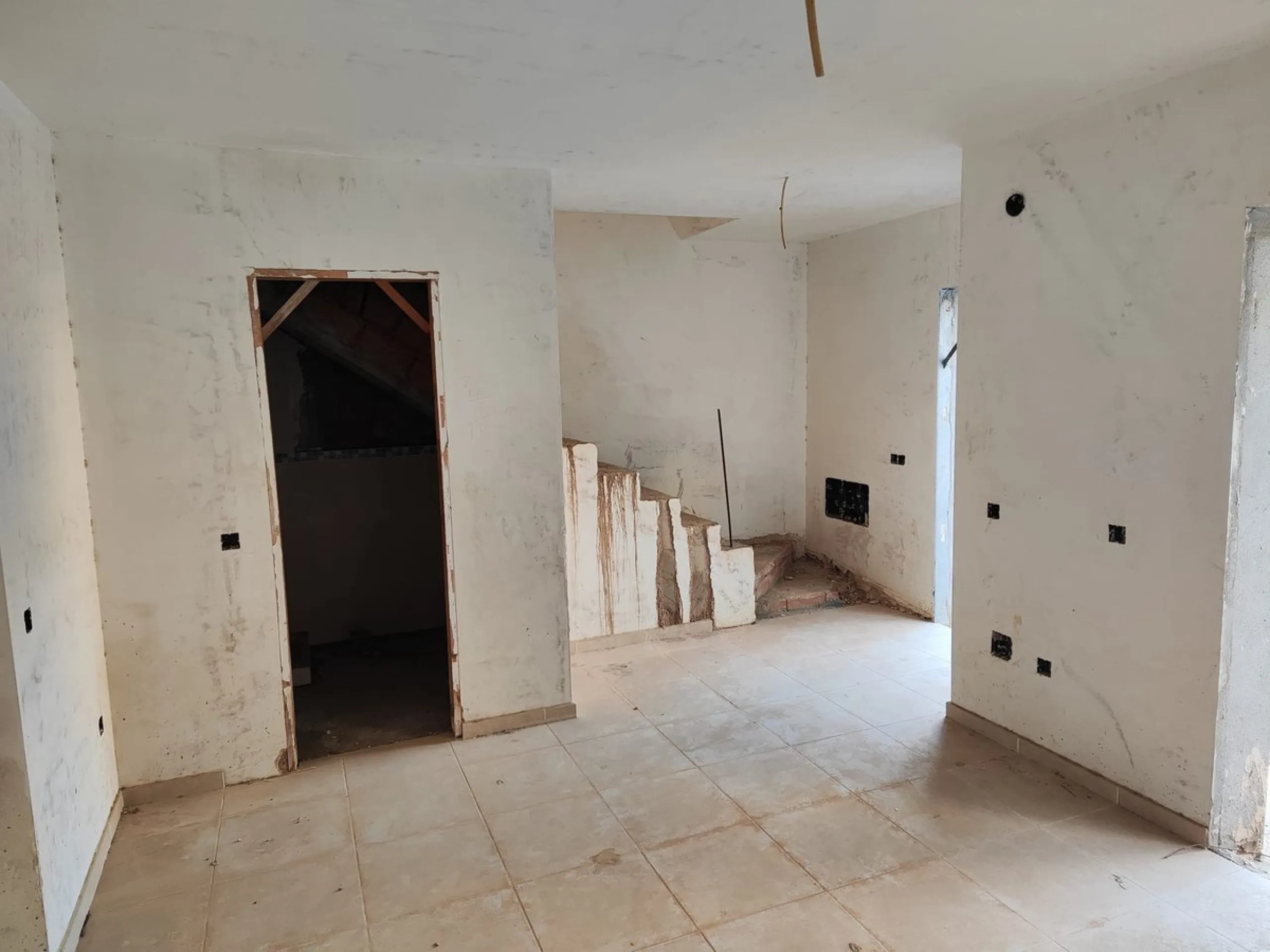 House - Semi-Detached House в продаже в Alcaucín, Málaga. В доме 3 спален и 2 ванных комнат. Площадь дома 7950 м²