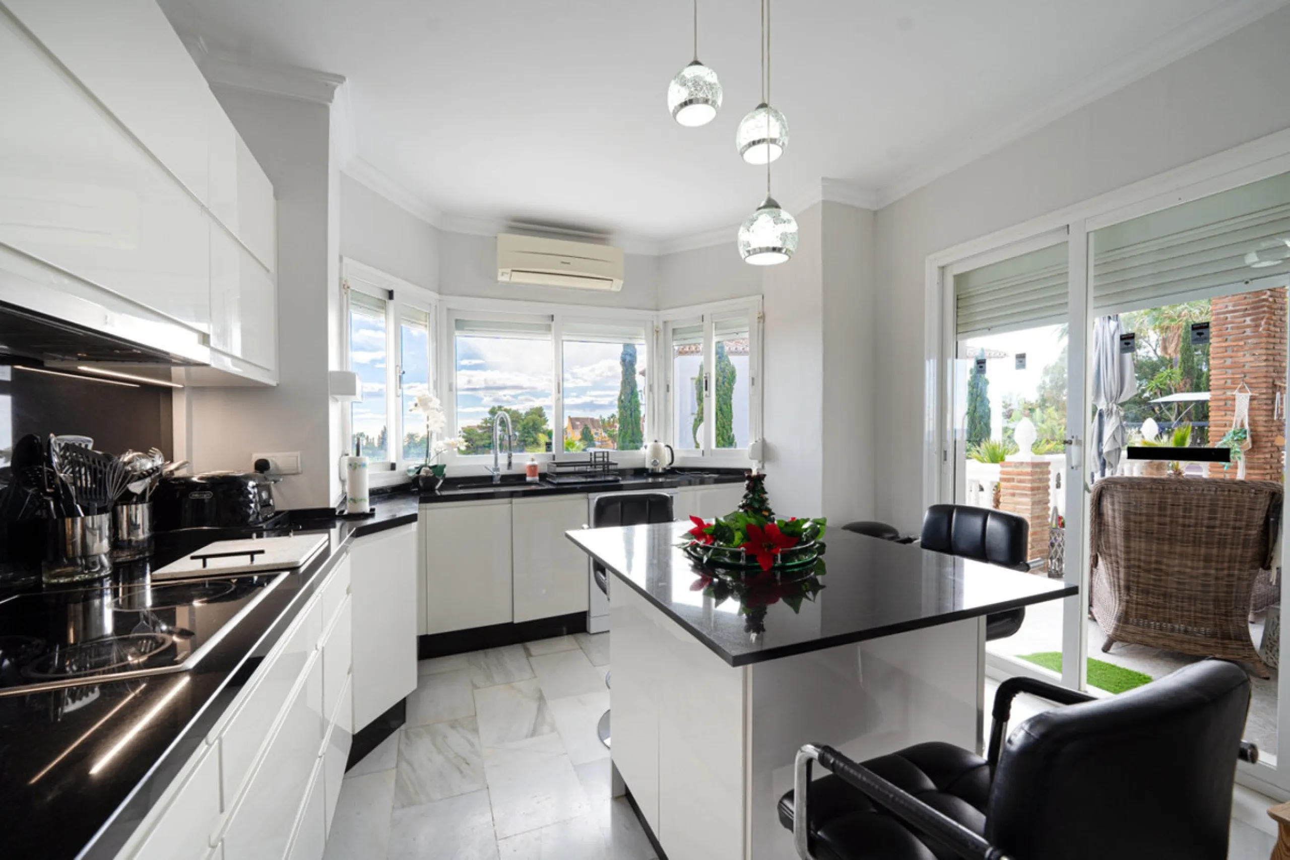 House - Detached Villa в продаже в Mijas, Málaga. В доме 3 спален и 4 ванных комнат. Площадь дома 250 м². Площадь участка 900 м²