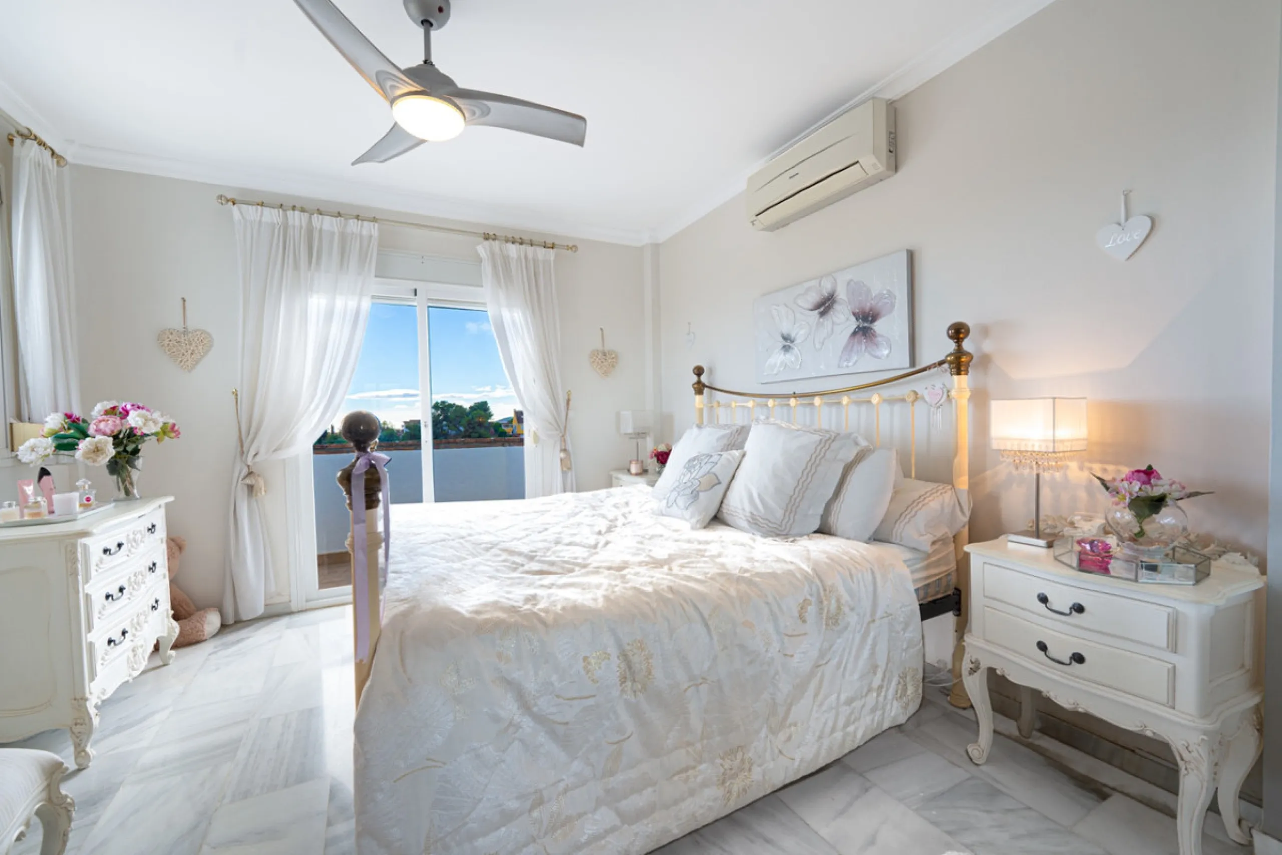 House - Detached Villa в продаже в Mijas, Málaga. В доме 3 спален и 4 ванных комнат. Площадь дома 250 м². Площадь участка 900 м²