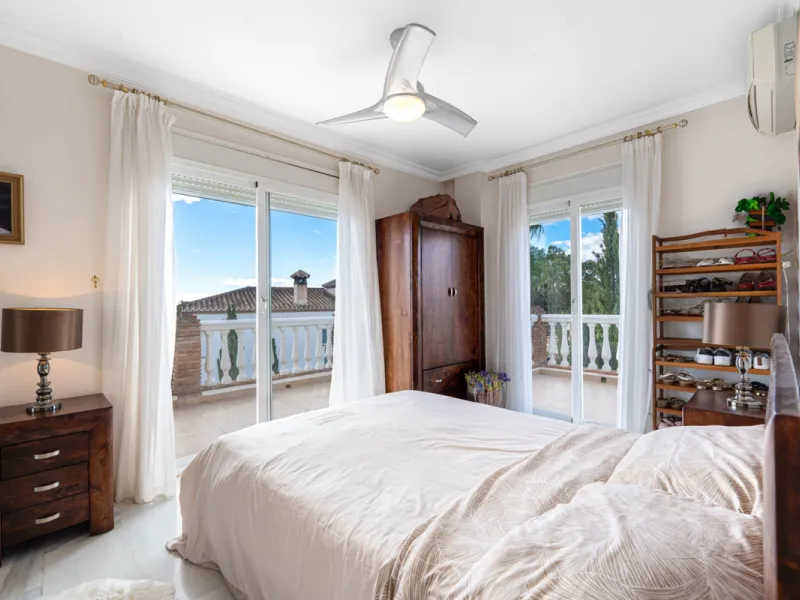House - Detached Villa в продаже в Mijas, Málaga. В доме 3 спален и 4 ванных комнат. Площадь дома 250 м². Площадь участка 900 м²