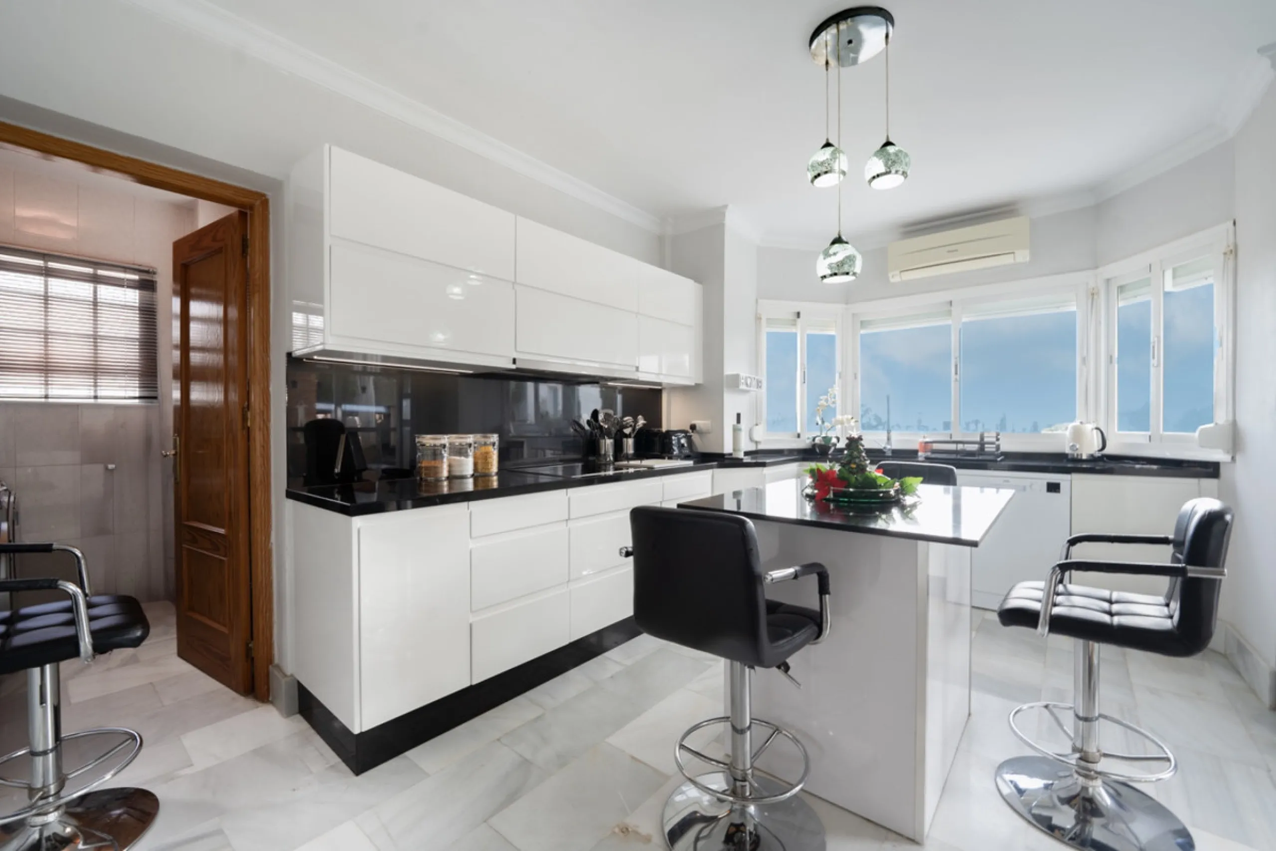 House - Detached Villa в продаже в Mijas, Málaga. В доме 3 спален и 4 ванных комнат. Площадь дома 250 м². Площадь участка 900 м²