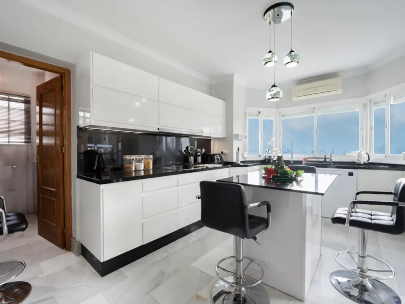 House - Detached Villa в продаже в Mijas, Málaga. В доме 3 спален и 4 ванных комнат. Площадь дома 250 м². Площадь участка 900 м²