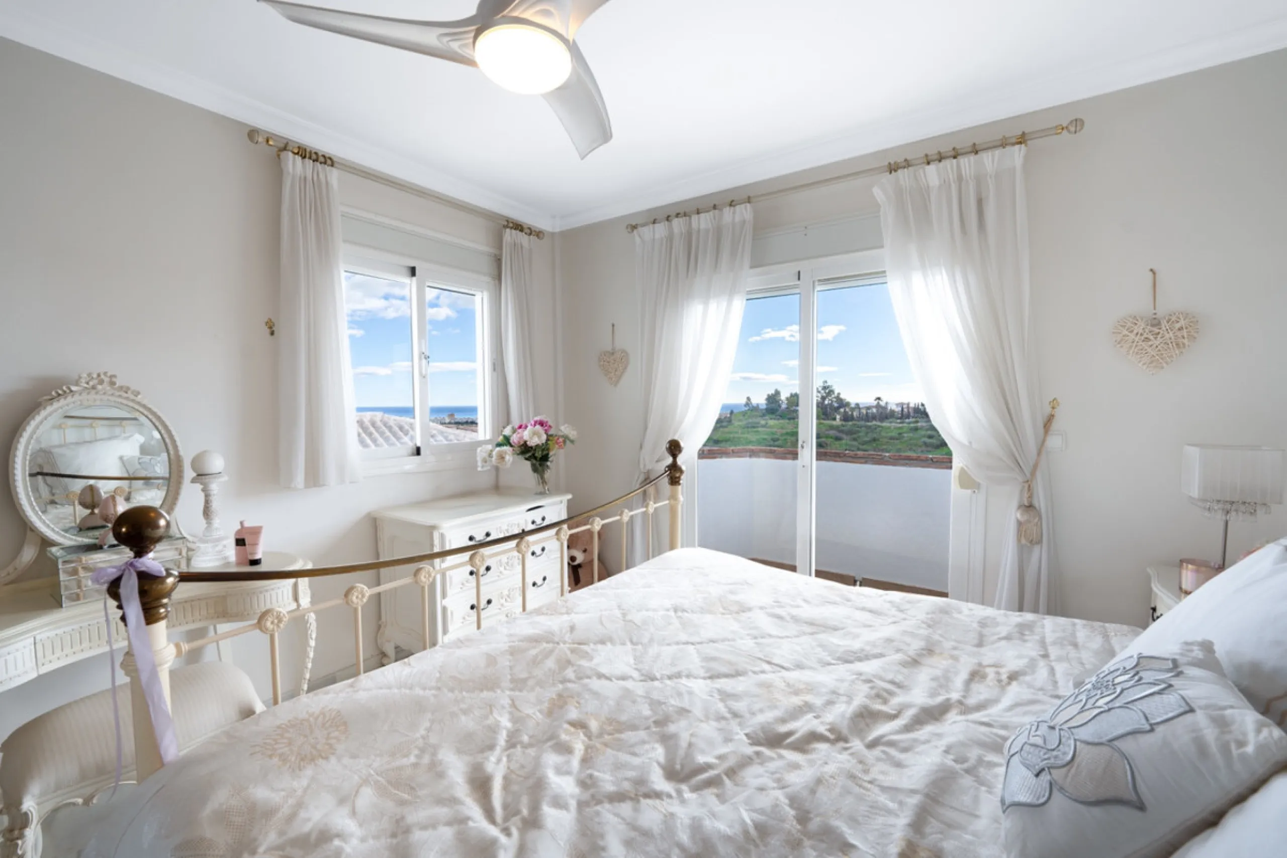 House - Detached Villa в продаже в Mijas, Málaga. В доме 3 спален и 4 ванных комнат. Площадь дома 250 м². Площадь участка 900 м²