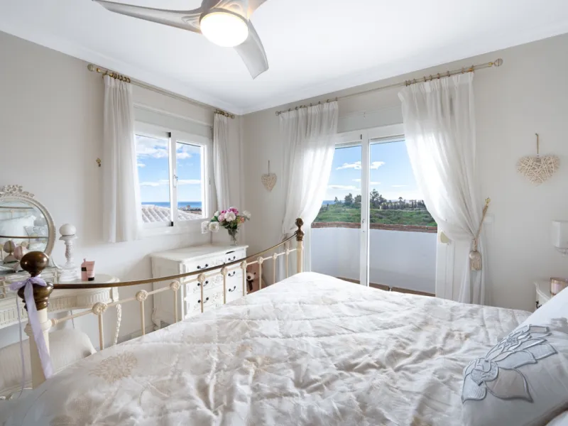 House - Detached Villa в продаже в Mijas, Málaga. В доме 3 спален и 4 ванных комнат. Площадь дома 250 м². Площадь участка 900 м²