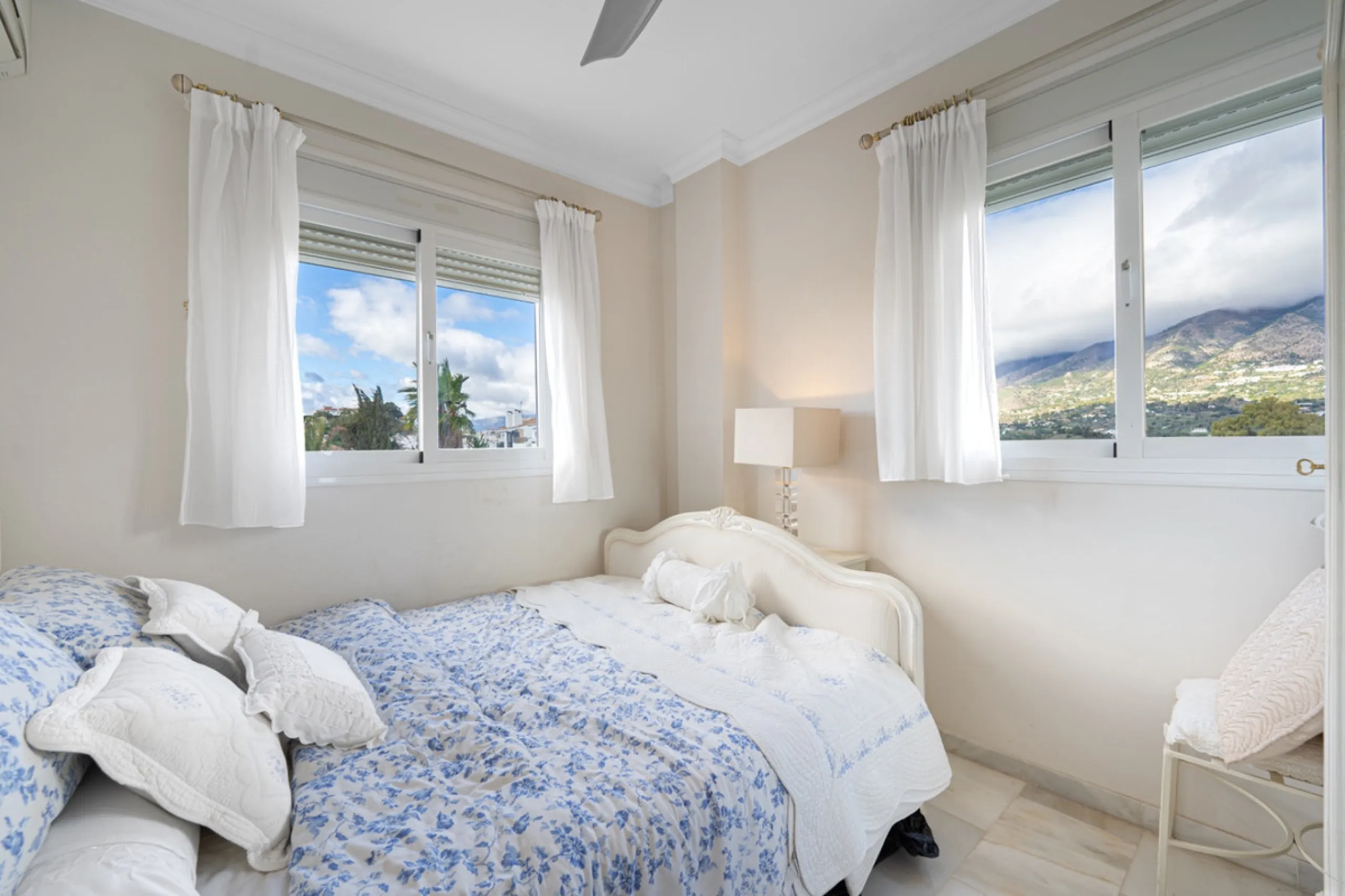 House - Detached Villa в продаже в Mijas, Málaga. В доме 3 спален и 4 ванных комнат. Площадь дома 250 м². Площадь участка 900 м²