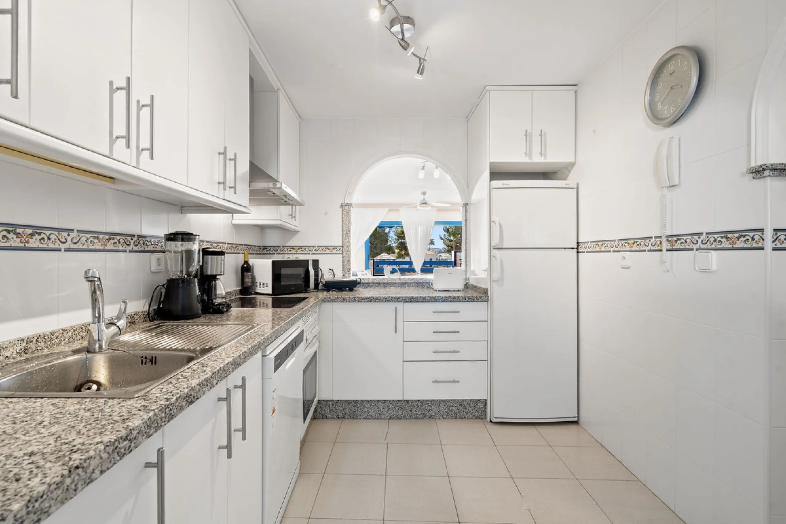 Apartment - Middle Floor Apartment в продаже в Manilva, Málaga. В доме 2 спален и 2 ванных комнат. Площадь дома 100 м²