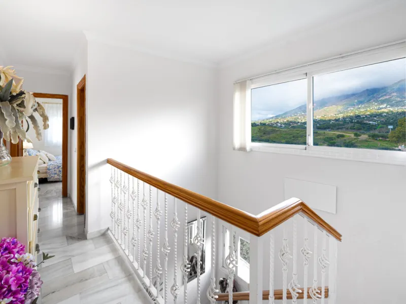 House - Detached Villa в продаже в Mijas, Málaga. В доме 3 спален и 4 ванных комнат. Площадь дома 250 м². Площадь участка 900 м²