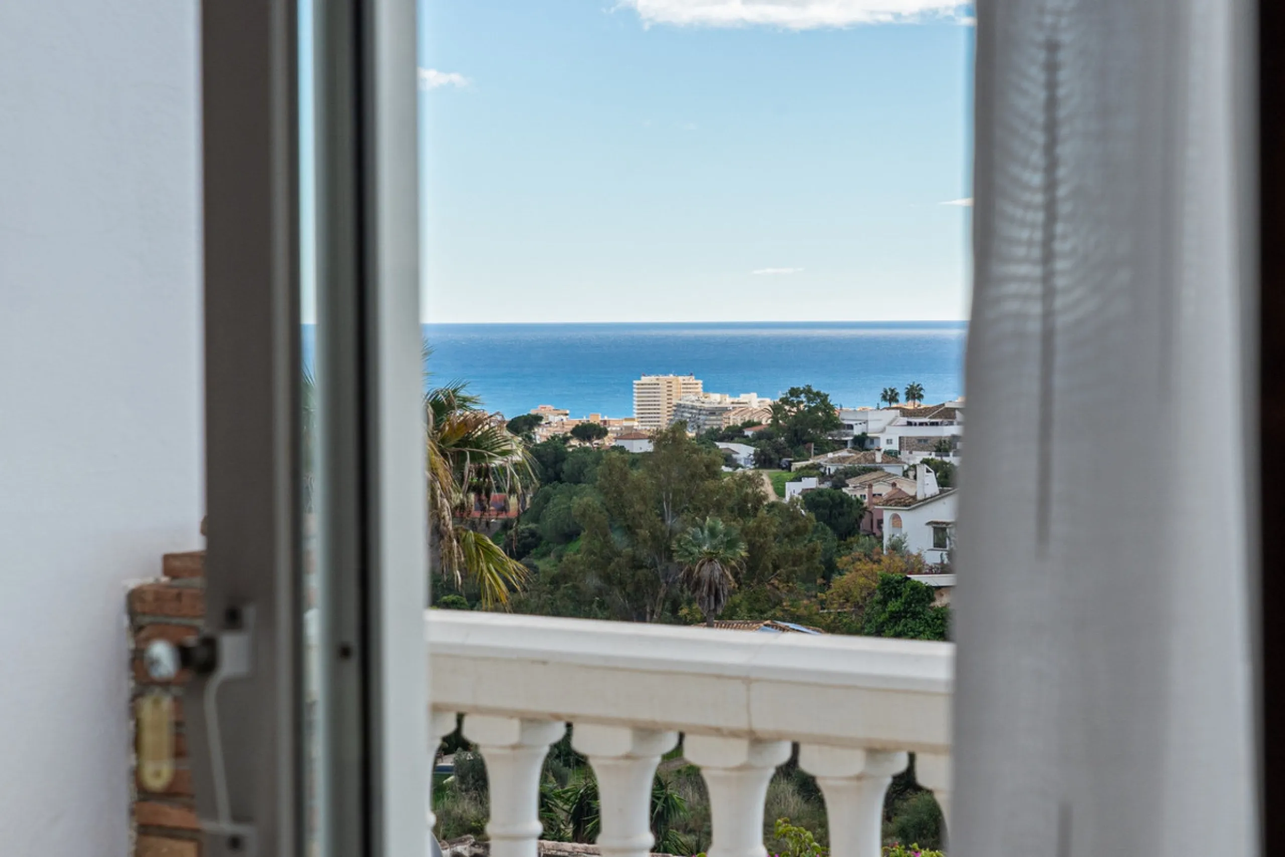 House - Detached Villa в продаже в Mijas, Málaga. В доме 3 спален и 4 ванных комнат. Площадь дома 250 м². Площадь участка 900 м²