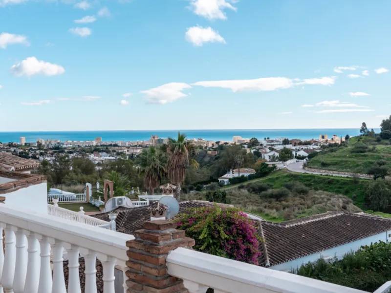 House - Detached Villa в продаже в Mijas, Málaga. В доме 3 спален и 4 ванных комнат. Площадь дома 250 м². Площадь участка 900 м²