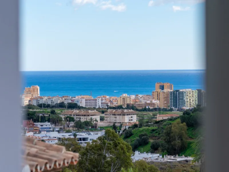 House - Detached Villa в продаже в Mijas, Málaga. В доме 3 спален и 4 ванных комнат. Площадь дома 250 м². Площадь участка 900 м²