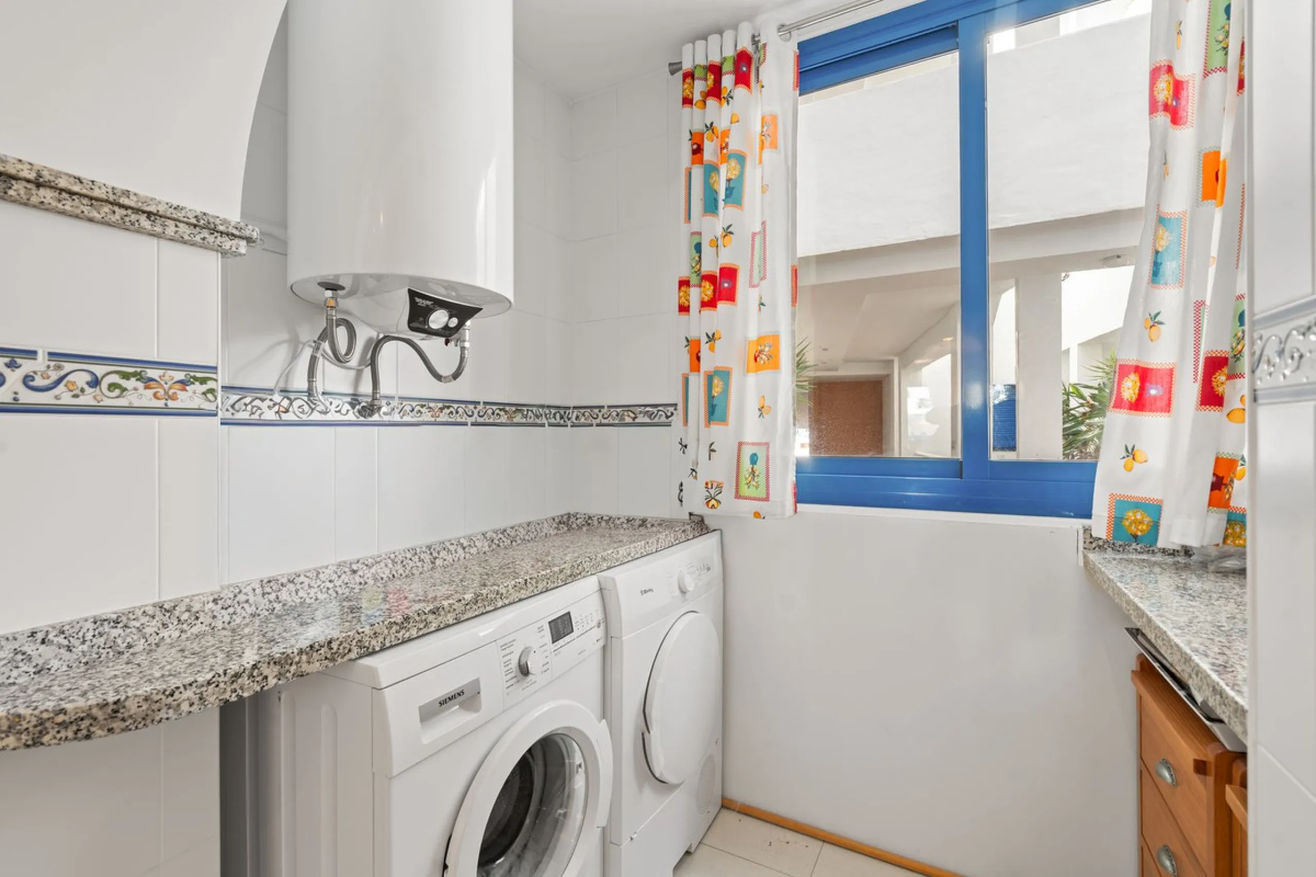 Apartment - Middle Floor Apartment в продаже в Manilva, Málaga. В доме 2 спален и 2 ванных комнат. Площадь дома 100 м²