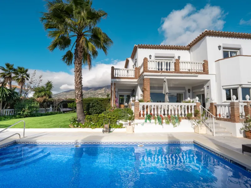 House - Detached Villa в продаже в Mijas, Málaga. В доме 3 спален и 4 ванных комнат. Площадь дома 250 м². Площадь участка 900 м²