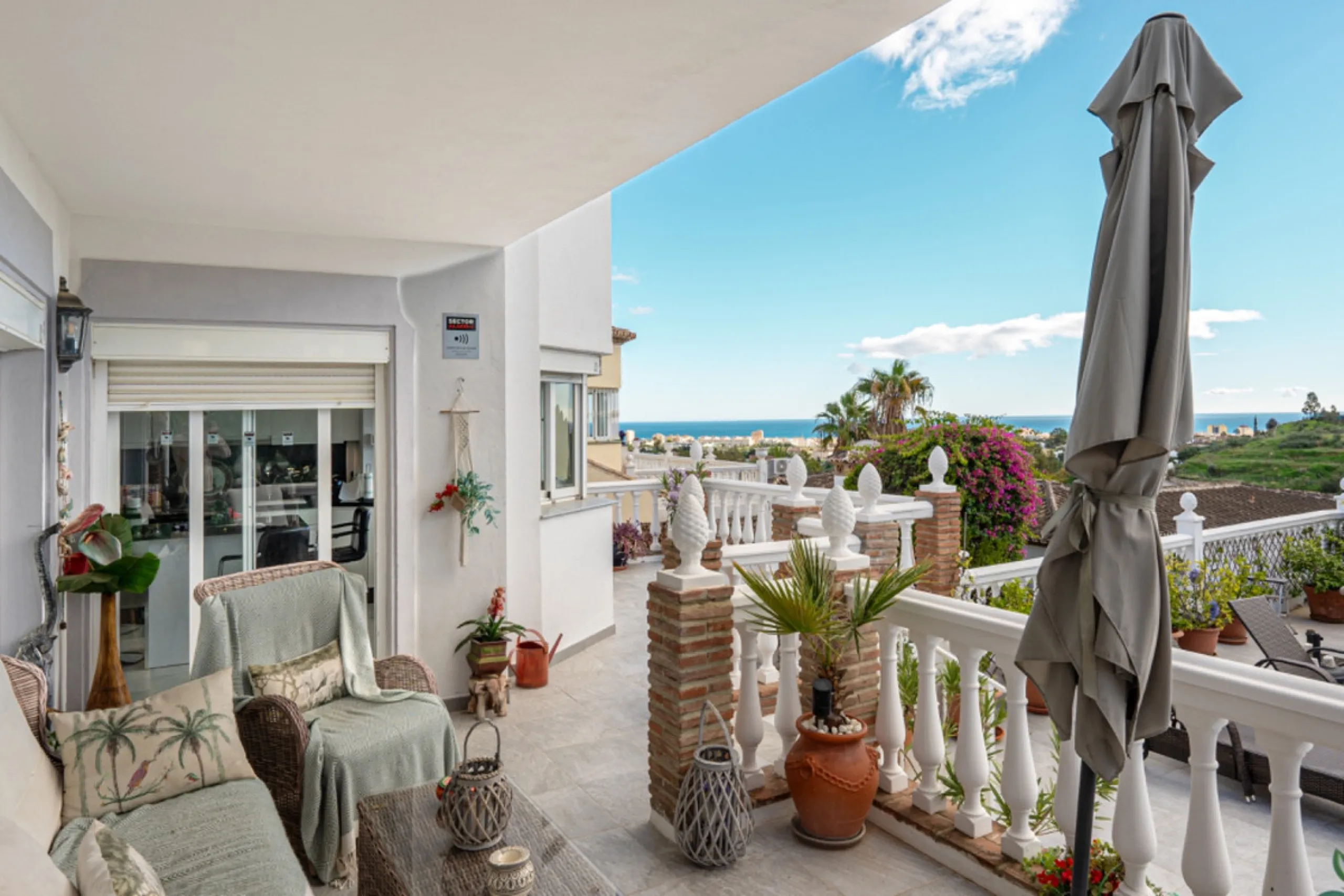 House - Detached Villa в продаже в Mijas, Málaga. В доме 3 спален и 4 ванных комнат. Площадь дома 250 м². Площадь участка 900 м²