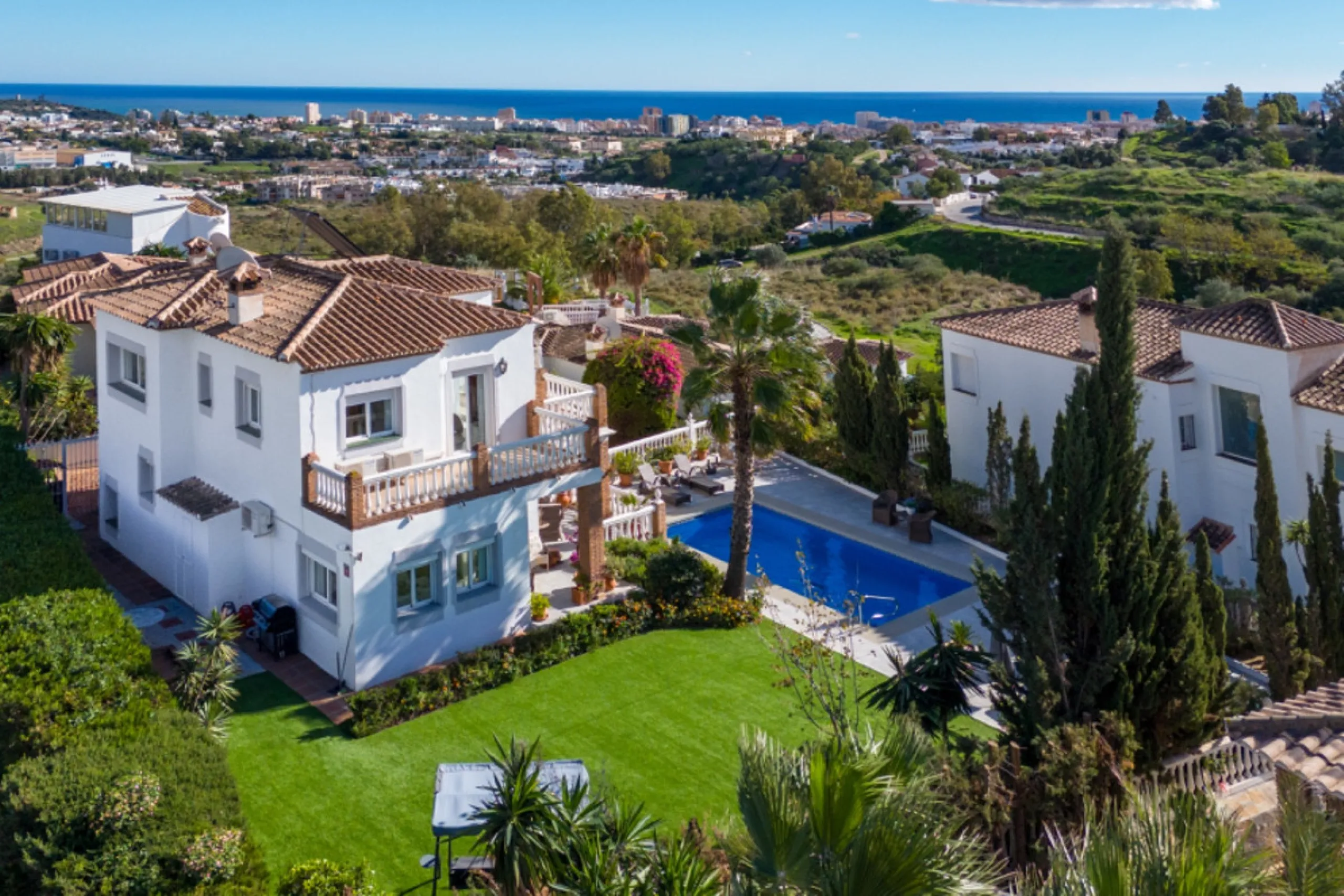 House - Detached Villa в продаже в Mijas, Málaga. В доме 3 спален и 4 ванных комнат. Площадь дома 250 м². Площадь участка 900 м²