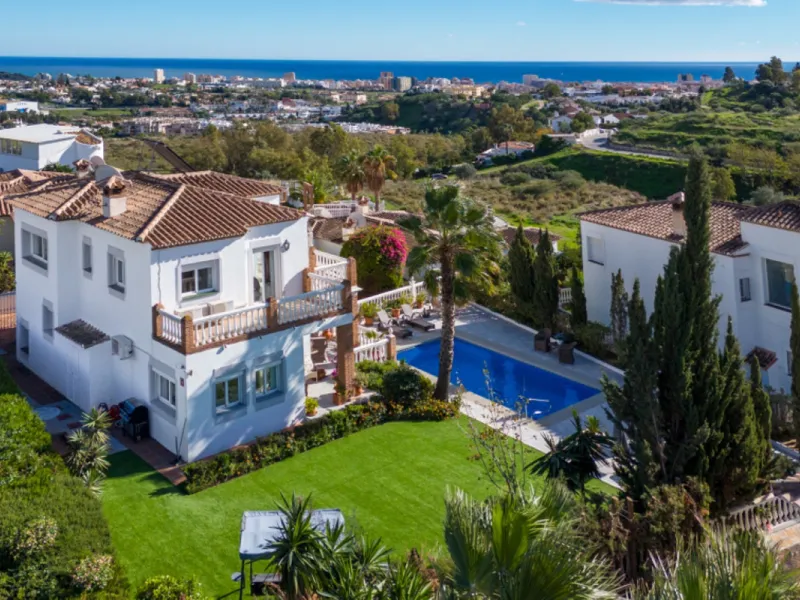 House - Detached Villa в продаже в Mijas, Málaga. В доме 3 спален и 4 ванных комнат. Площадь дома 250 м². Площадь участка 900 м²